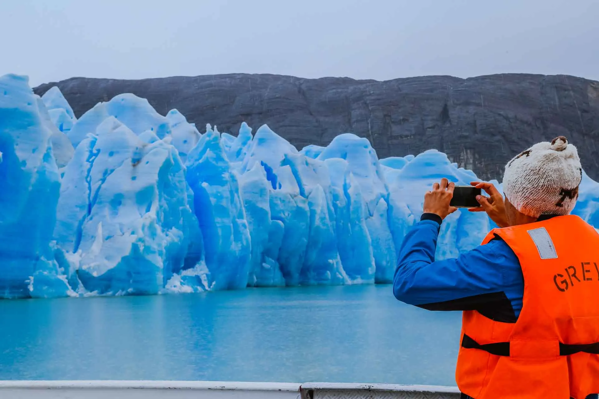 Grey-gletsjeren i Torres del Paine Nationalpark er blå pga lavt iltindhold