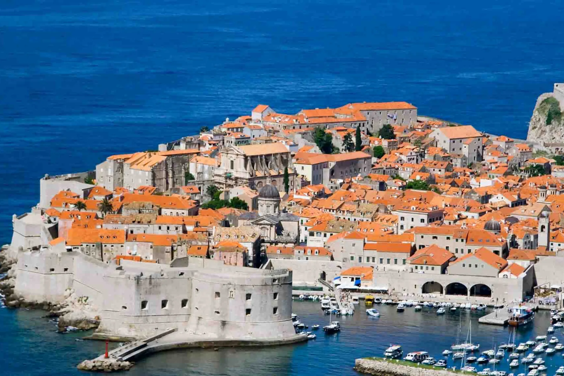 Den gamle bydel i Dubrovnik, omgivet af massive middelaldermure. Byen kaldes ofte 'Adriaterhavets perle'