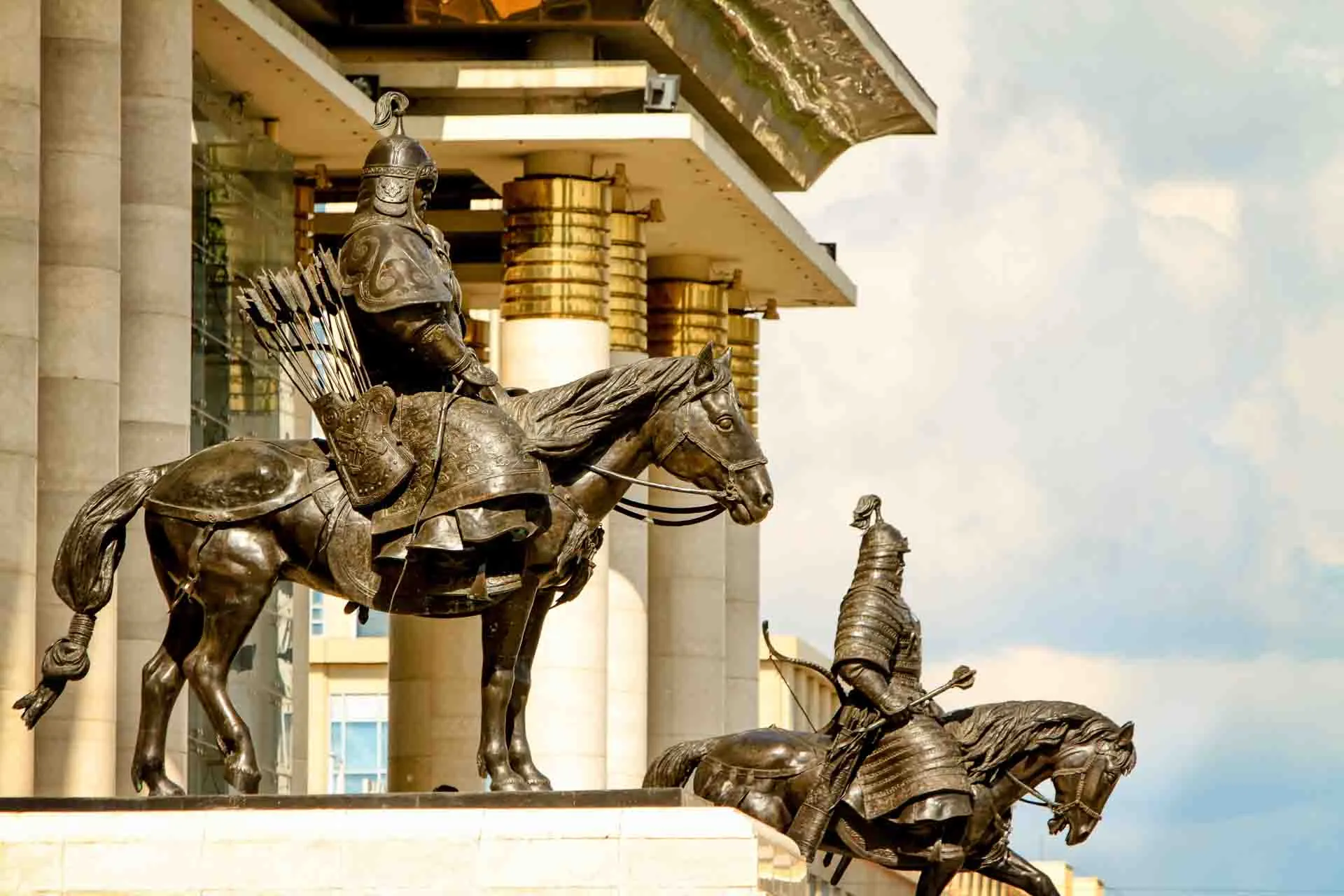 Rytterstatuer ved Djengis Khan-monumentet foran parlamentet i Ulan Bator
