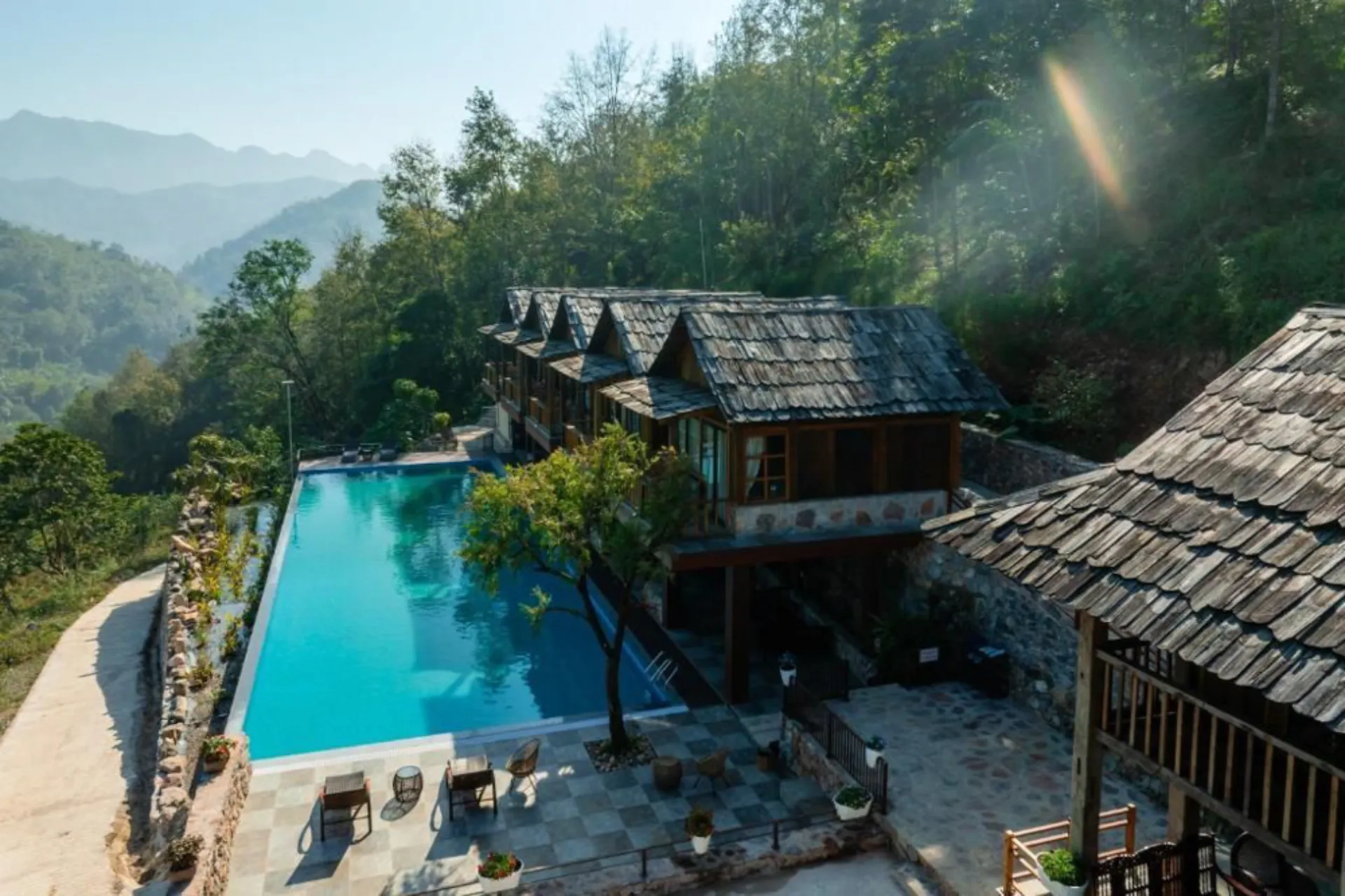Pool og bjergudsigt ved Khui Han Ecolodge Pool og bjergudsigt ved Khui Han Ecolodge