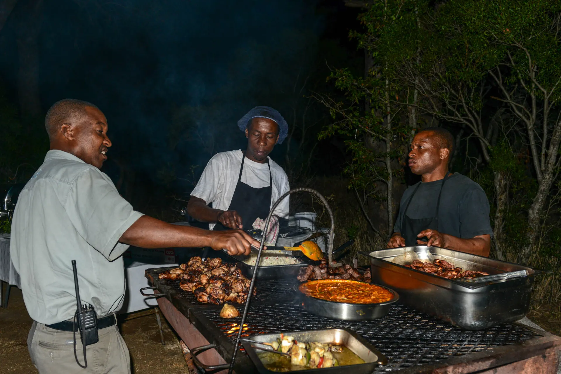Tid til BOMA - afrikansk grill under åben himmel efter aftensafarien Tid til BOMA - afrikansk grill under åben himmel efter aftensafarien