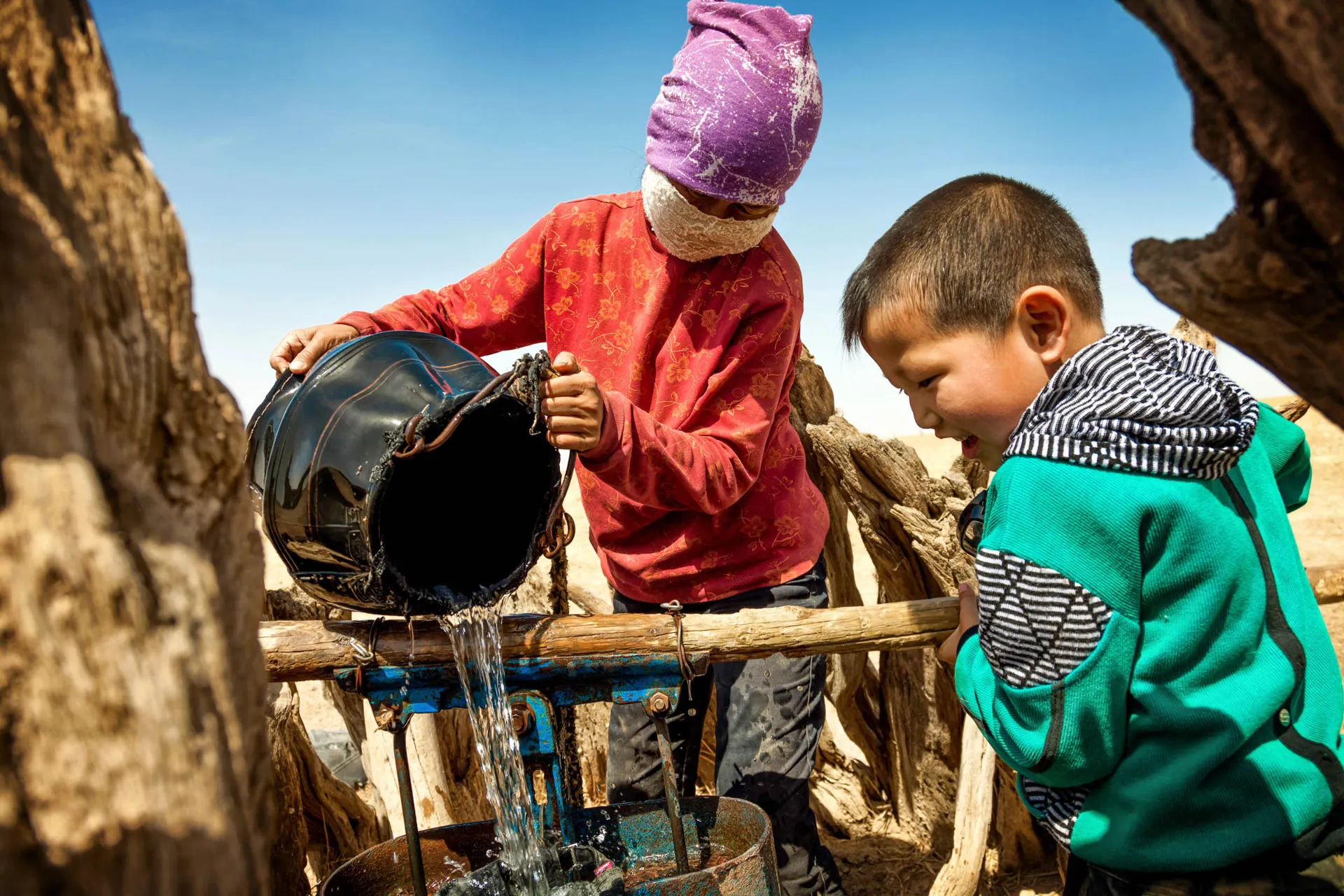 Børn henter vand