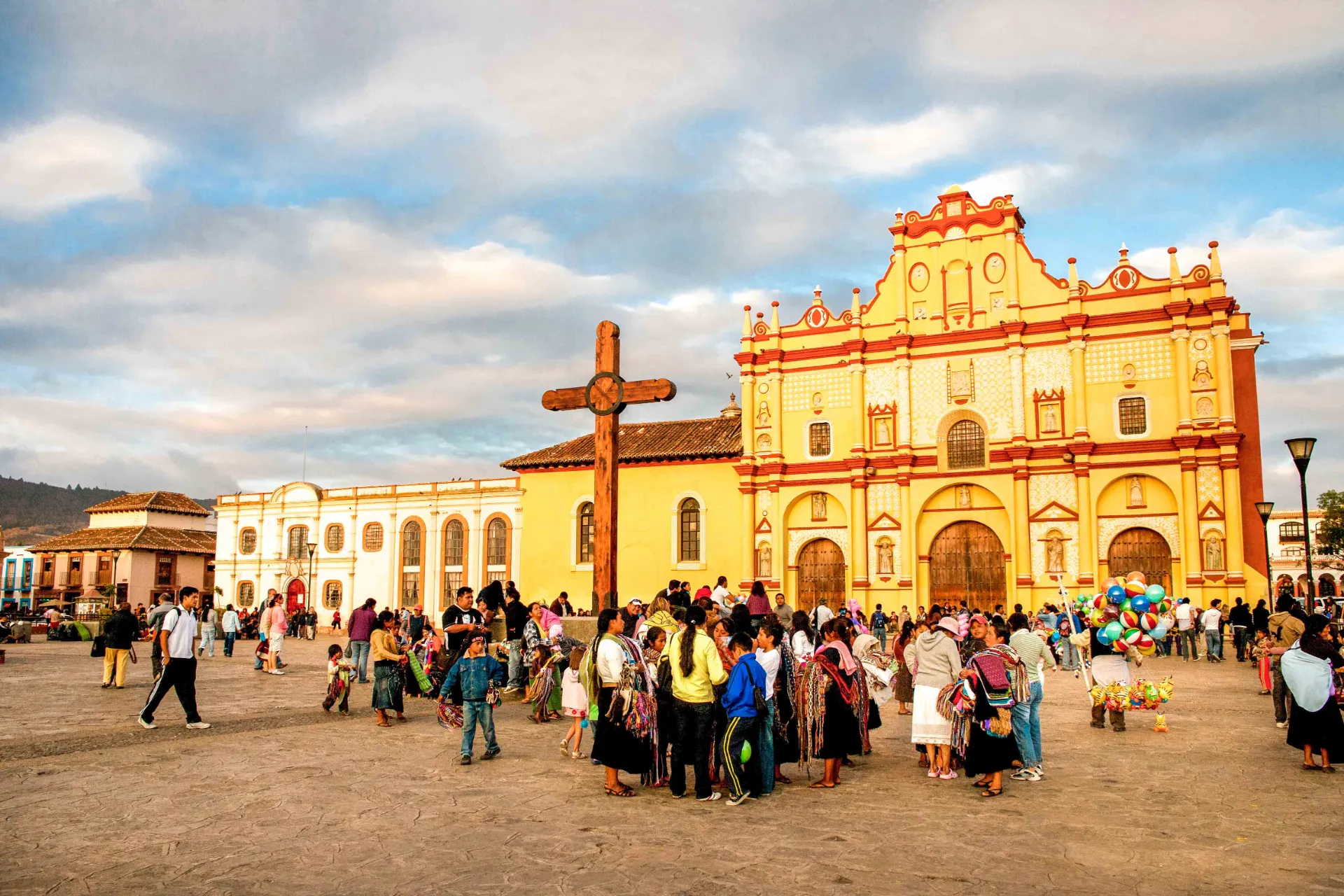 Plaza 31 de Marzo med San Cristóbal-katedralen I baggrunden