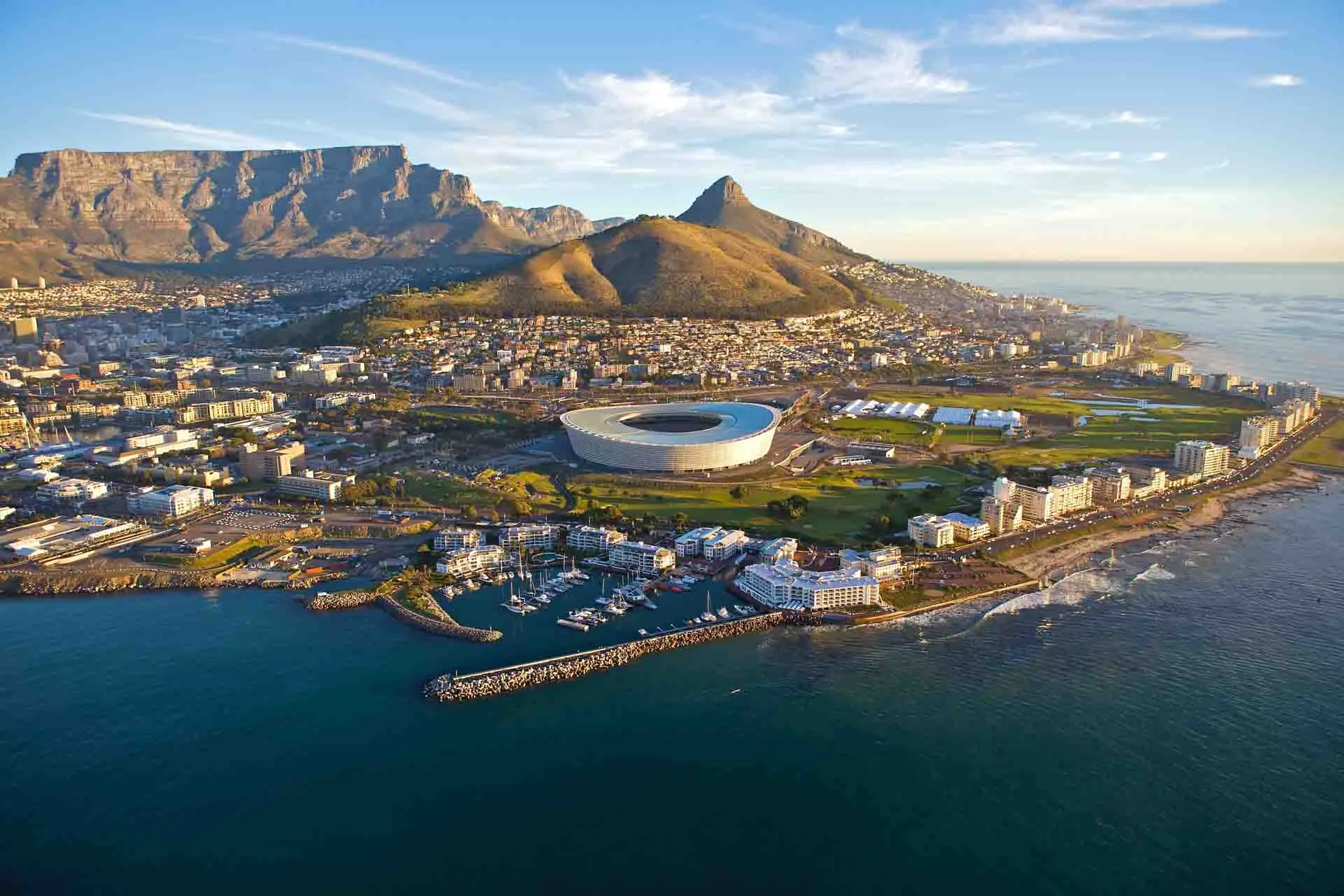 Cape Town Stadium blev bygget til VM i fodbold 2010 - i baggrunden den kegleformede Lion's Head og det flade Taffelbjerget