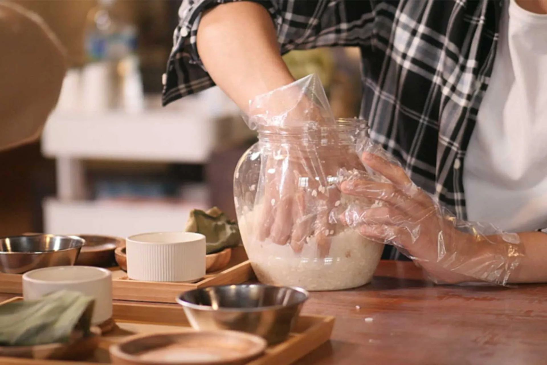 Den traditionelle koreanske risvin makgeolli brygges stadig efter gamle metoder Den traditionelle koreanske risvin makgeolli brygges stadig efter gamle metoder
