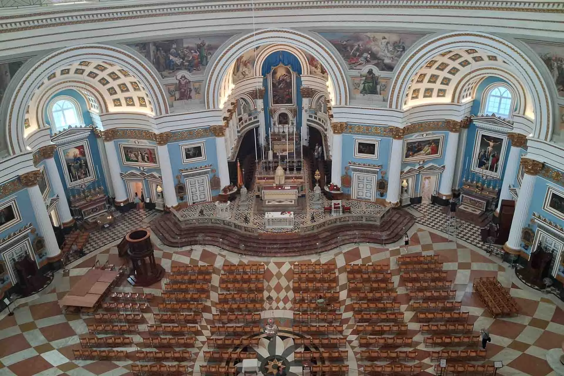 Interiør af Mosta Dome, en af Maltas mest imponerende kirker med en af verdens største kupler Interiør af Mosta Dome, en af Maltas mest imponerende kirker med en af verdens største kupler