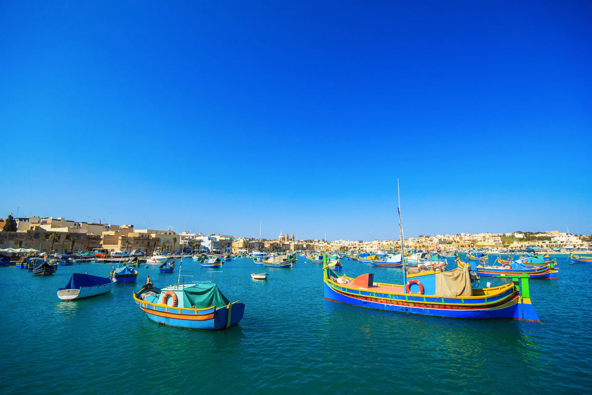 Marsaxlokk er berømt for sine fiskerbåde