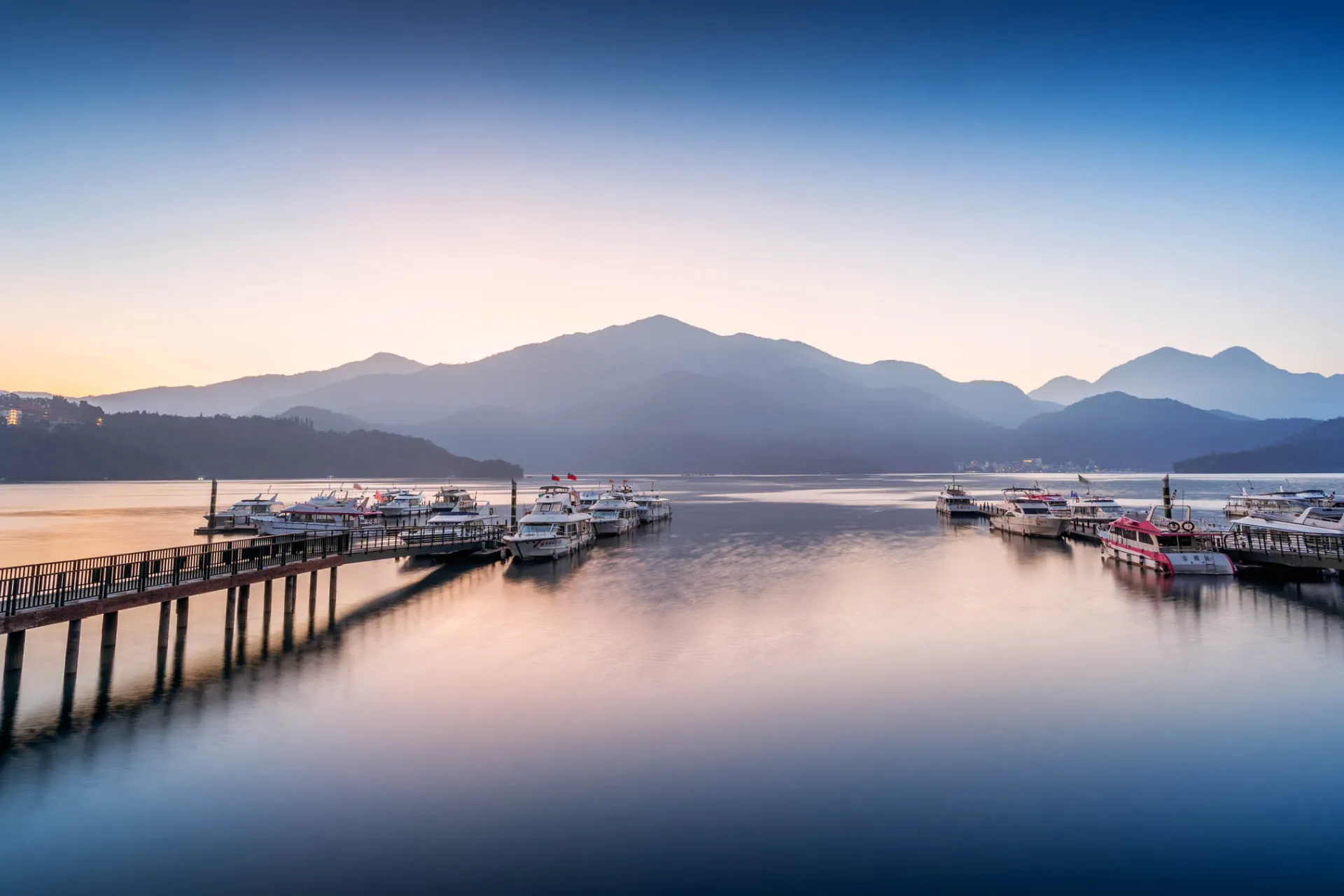 Både og bjerge ved Sol‑og Månesøen Både og bjerge ved Sol‑og Månesøen