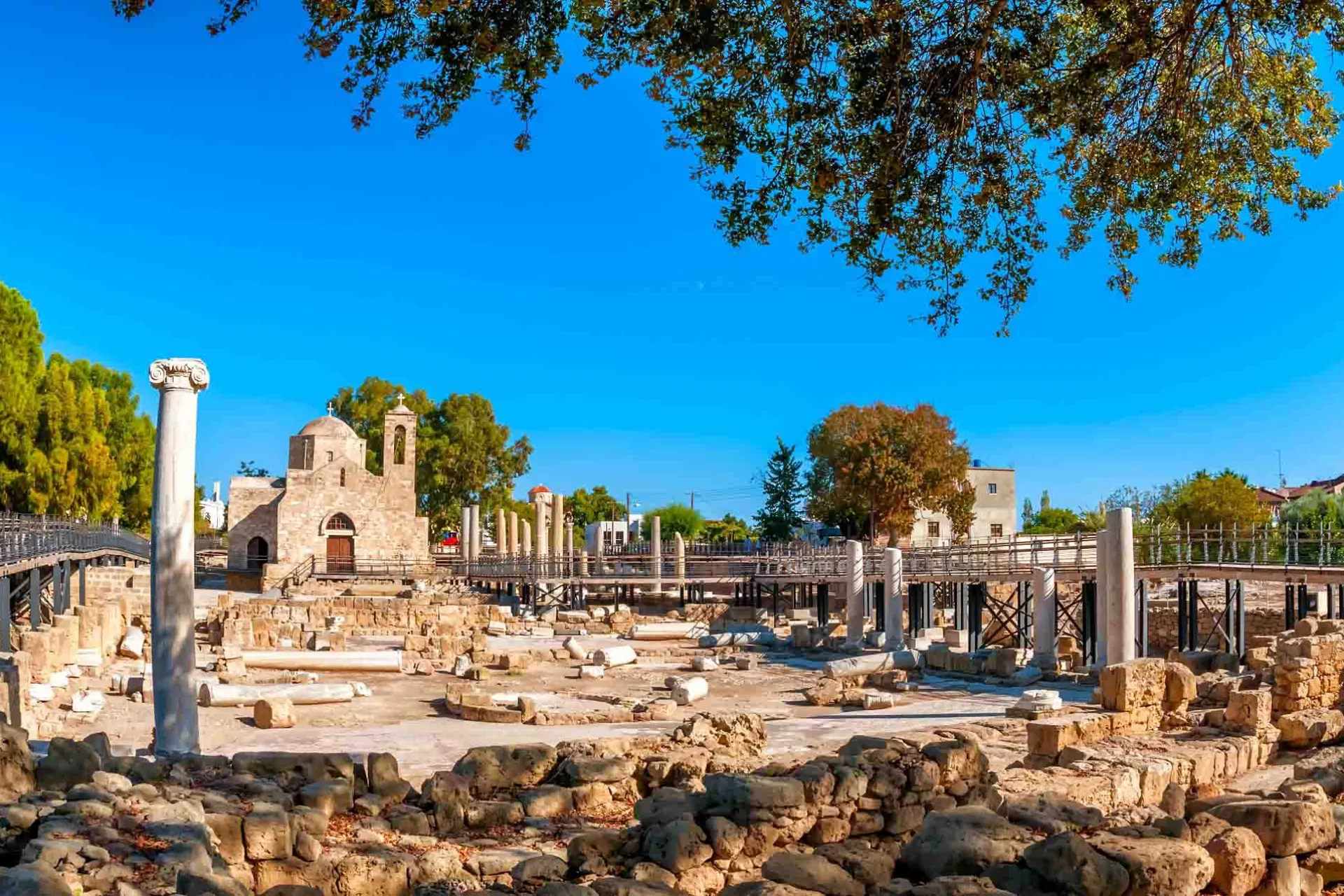 Skt. Pauls søjle og Panagia Chrysopolitissa-basilikaen i Paphos bygget 4. årh. e.Kr.