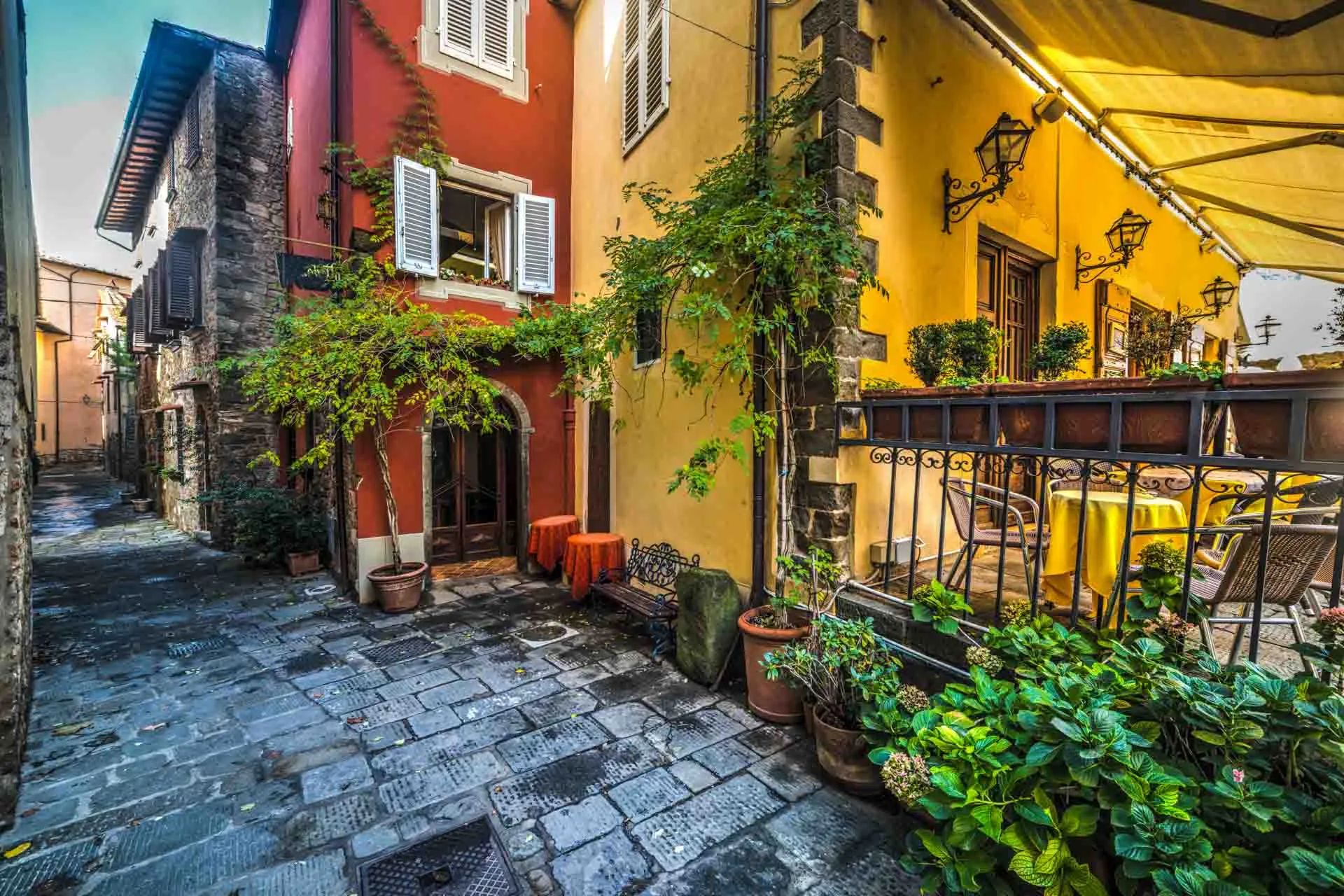 Hyggelig gyde i Montecatini Alto med farverige huse og planter