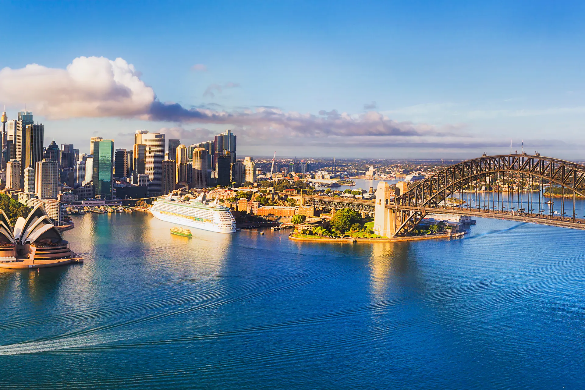 Sydney havn med Utzons berømte opera og "nytårs-fyrværkeri"-broen