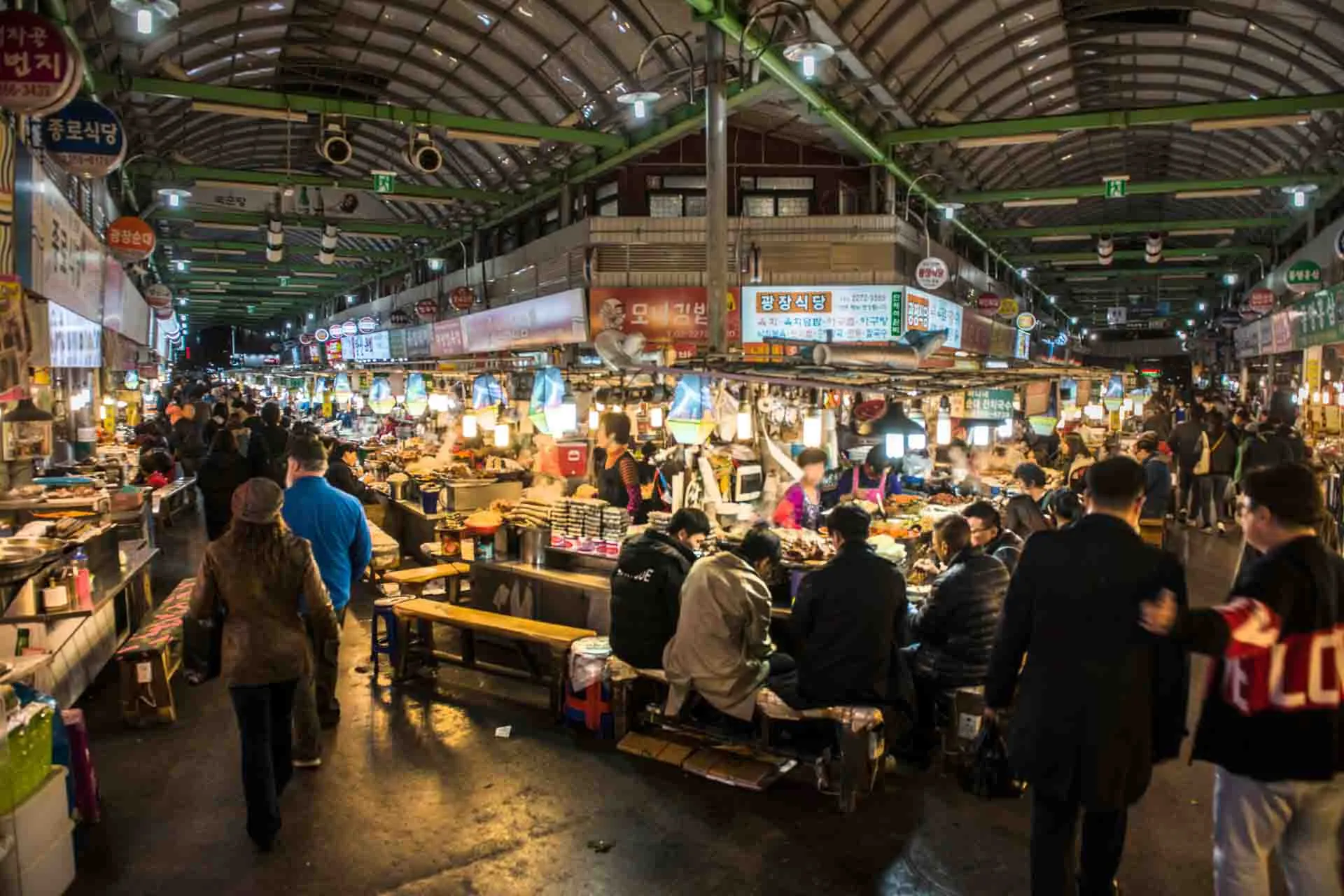 Gwangjang-markedet i Seoul – et af Koreas ældste traditionelle markeder, kendt for street food og livlig atmosfære Gwangjang-markedet i Seoul – et af Koreas ældste traditionelle markeder, kendt for street food og livlig atmosfære