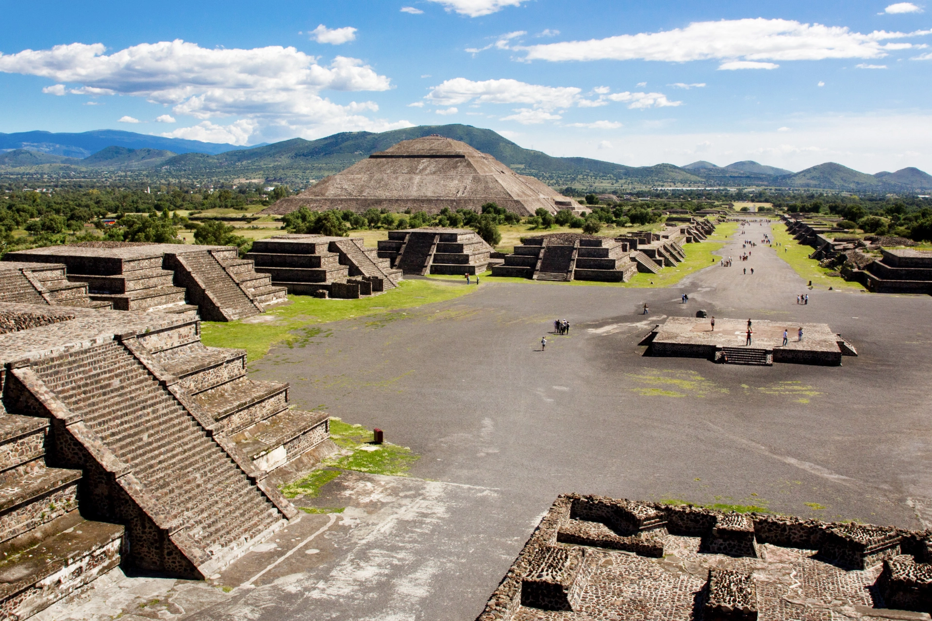 Platforme, templer og Solpyramiden langs  Dødens Allé i Teotihuacán