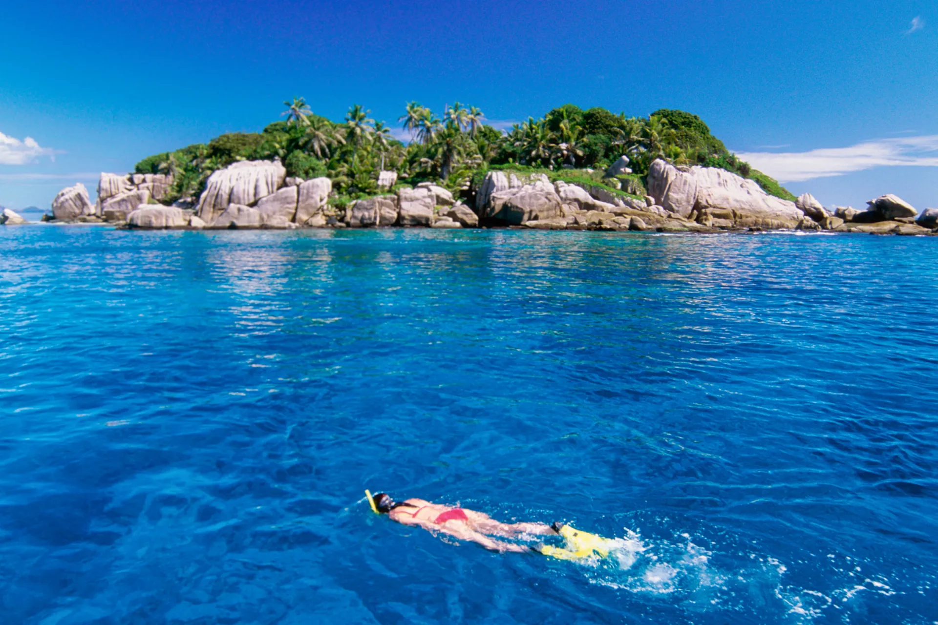 Det azurblå hav gemmer på farverige koraller – perfekt til snorkling