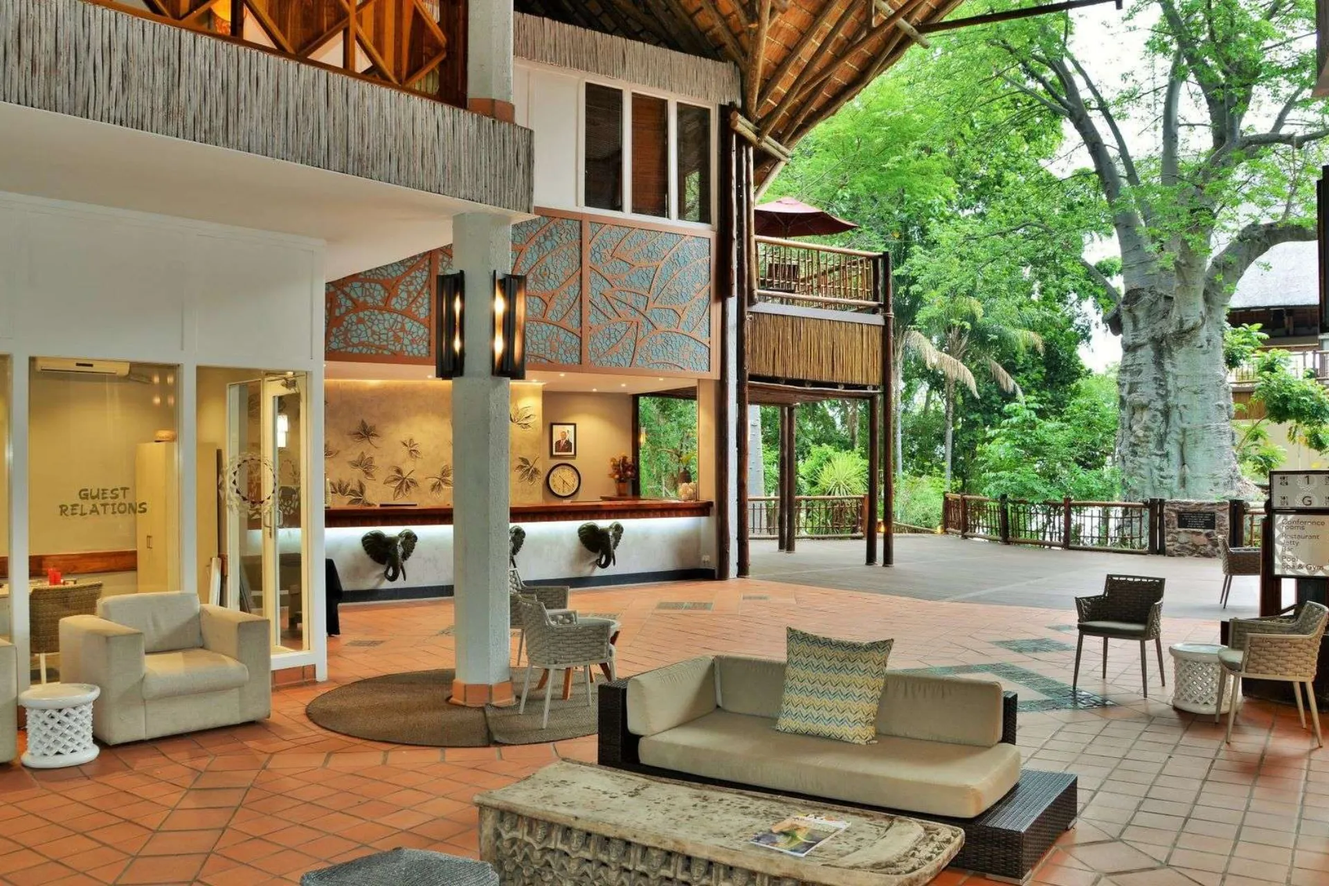 Receptionen på Mowana Lodge med udsigt til det store baobabtræ Receptionen på Mowana Lodge med udsigt til det store baobabtræ