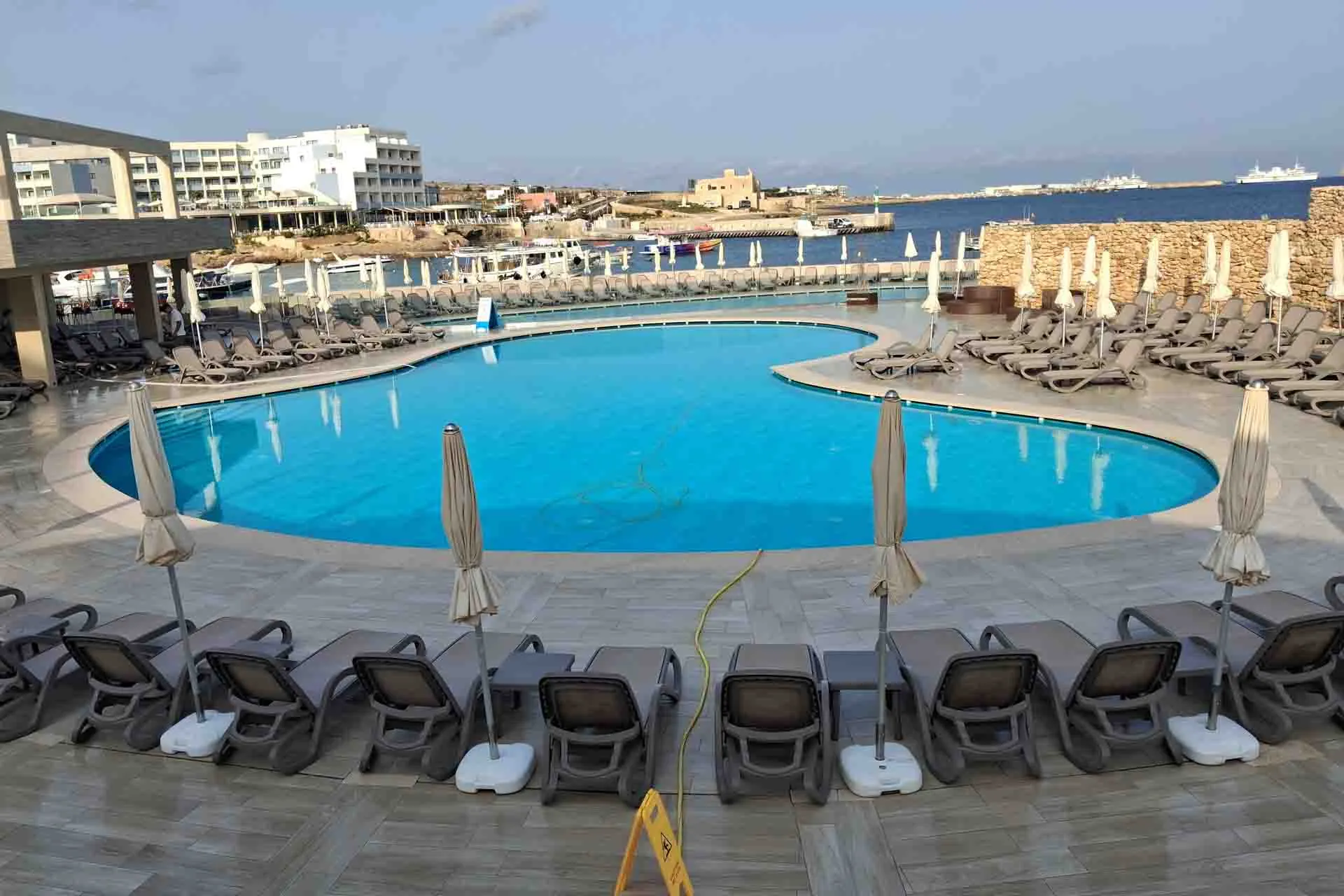 Pool ved Ramla Bay Resort i Marfa Pool ved Ramla Bay Resort i Marfa
