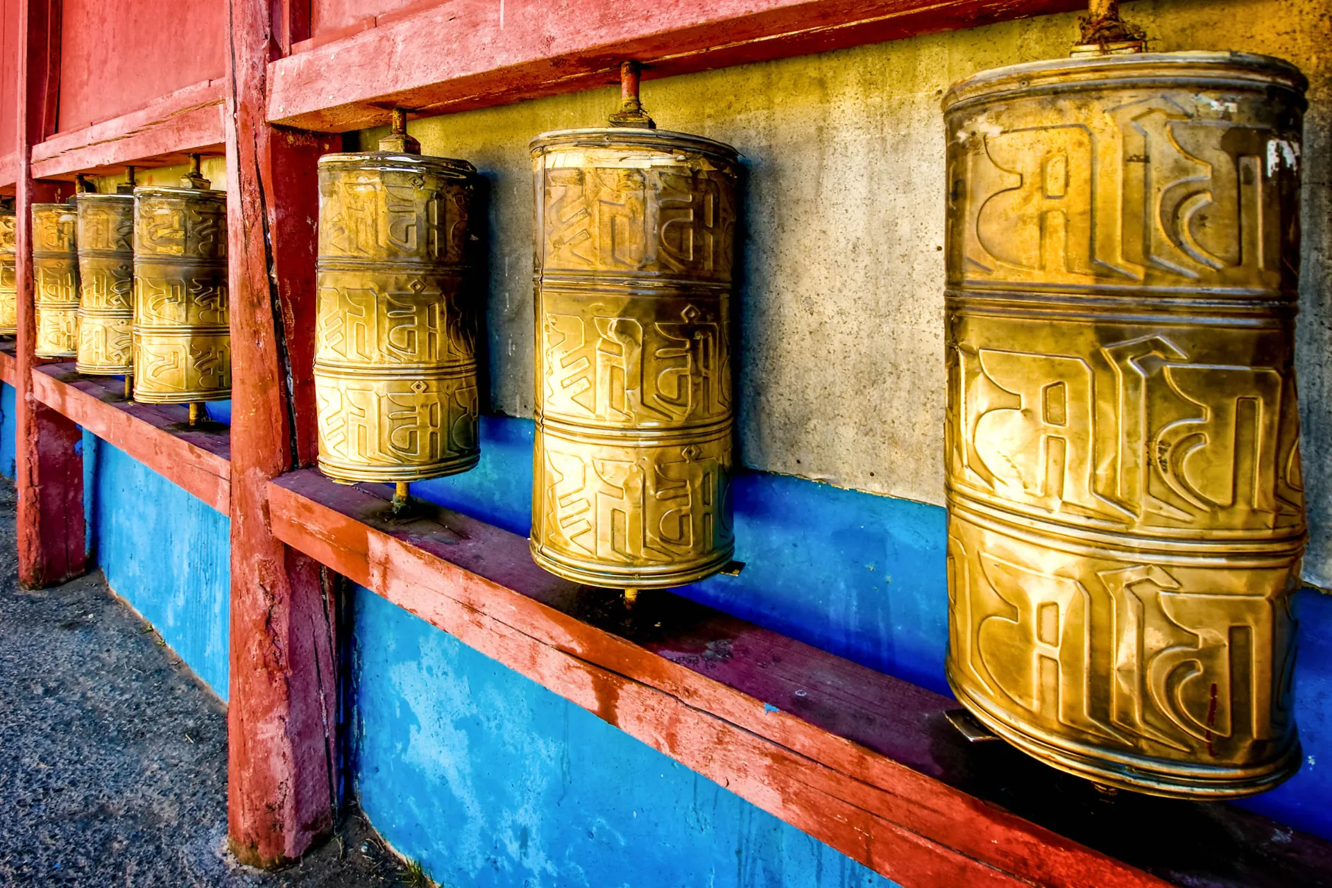 Bønnehjul ved Gandan-klostret i Ulan Bator – drejes af besøgende som en del af buddhistisk praksis