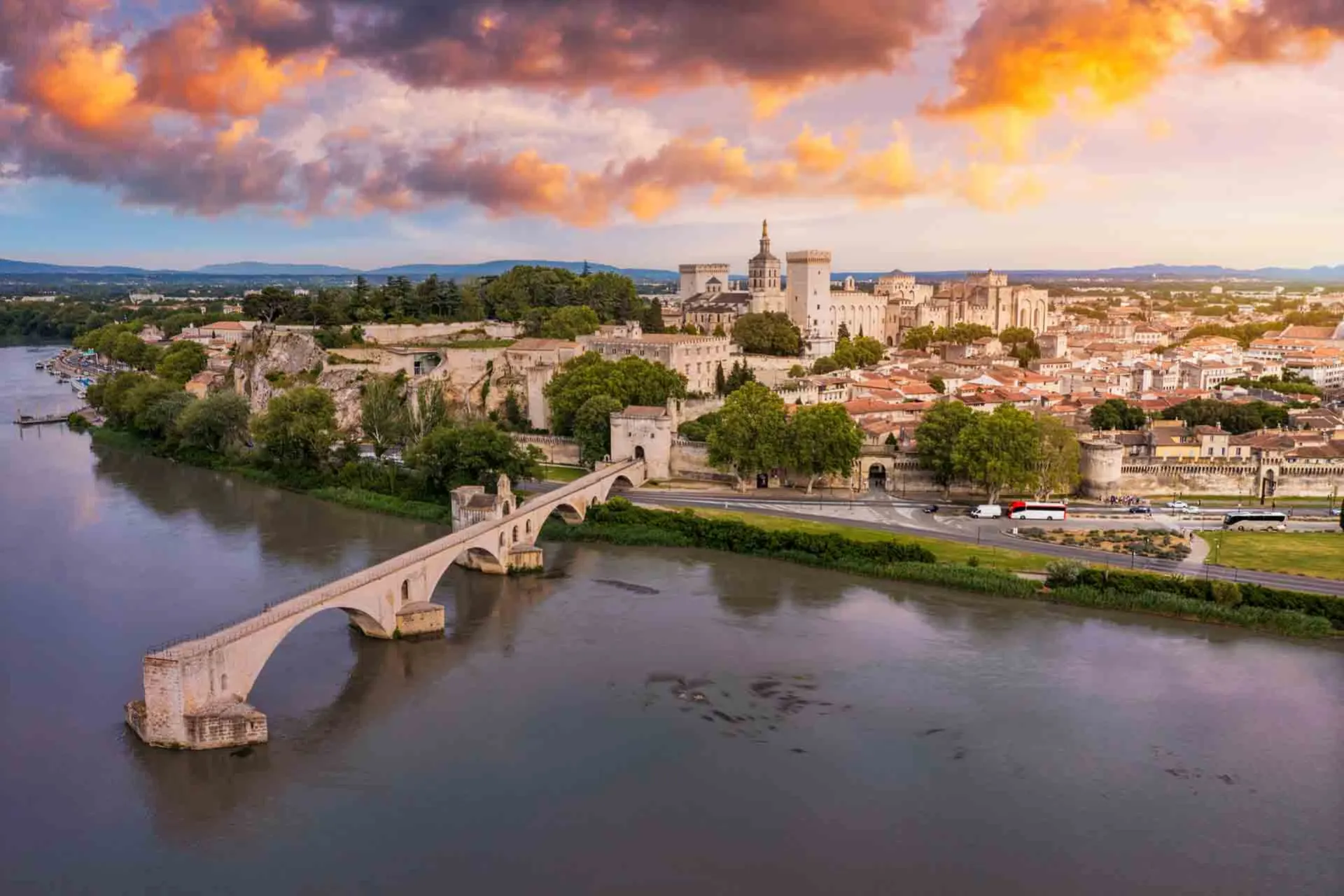 Pont Saint-Bénézet (også kendt som Pont d’Avignon) over Rhône-floden med Avignon i baggrunden