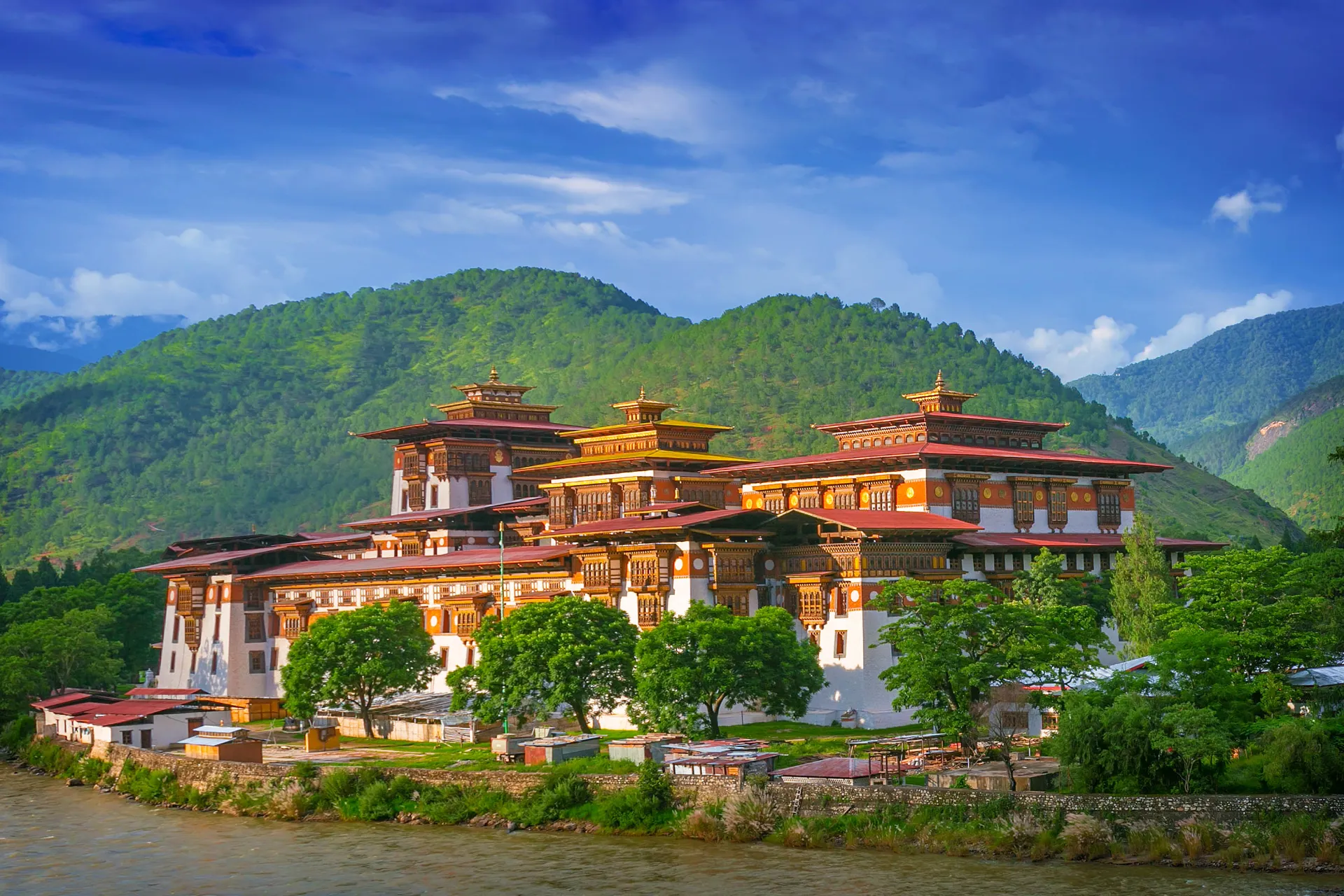 Punakha Dzong i naturskønne omgivelser