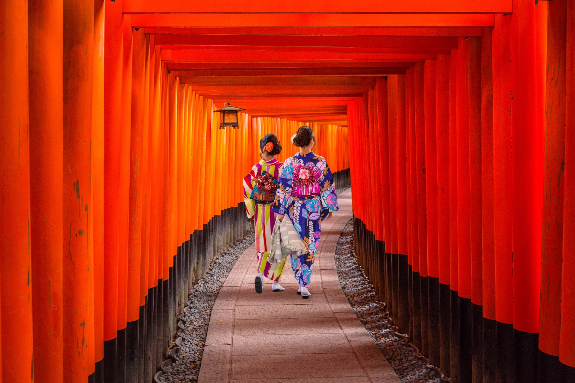 De hundredevis af torii-porte i Fushimi Inari-taisha