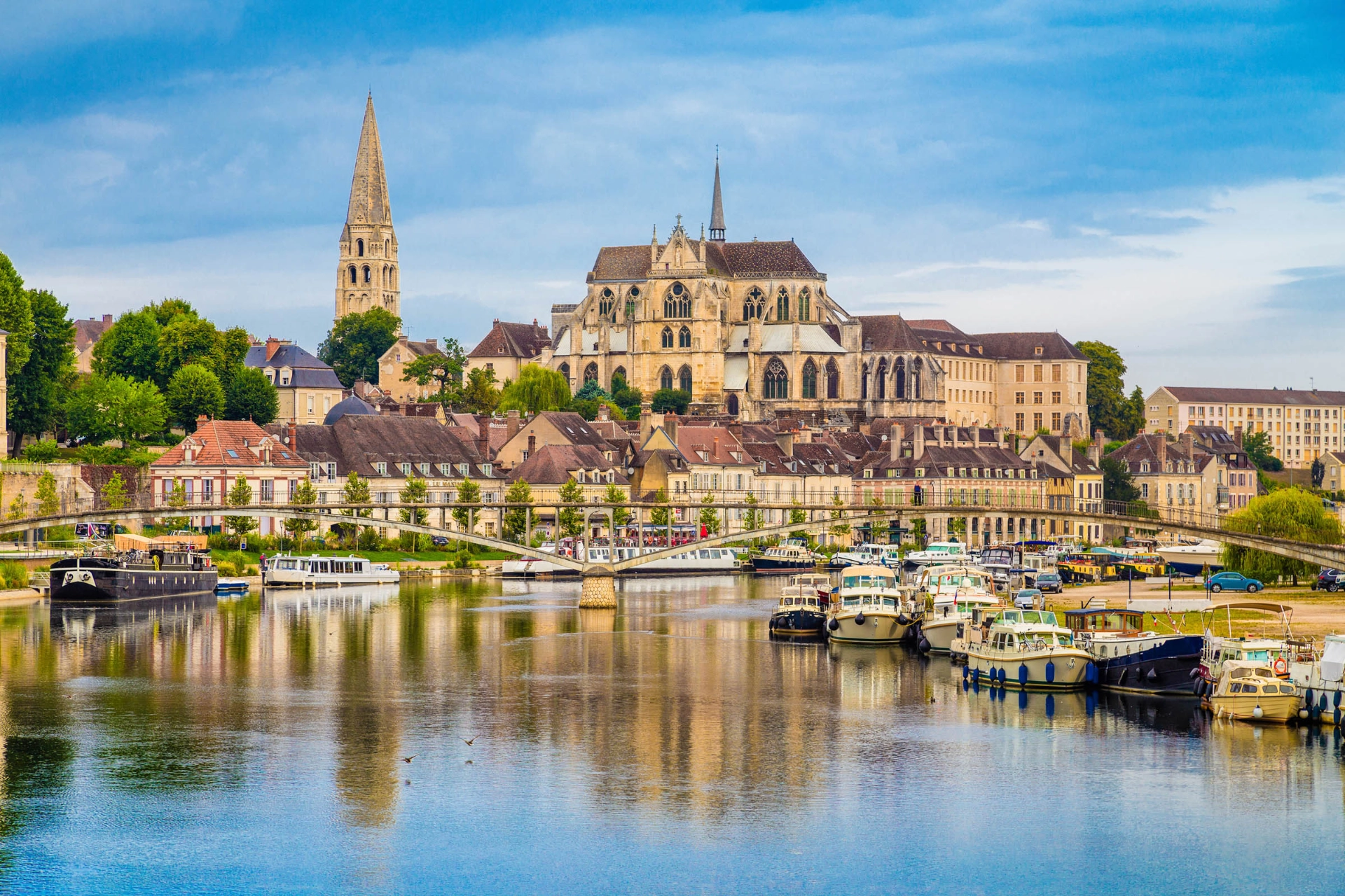 Auxerre, stolt by ved Yonne-floden