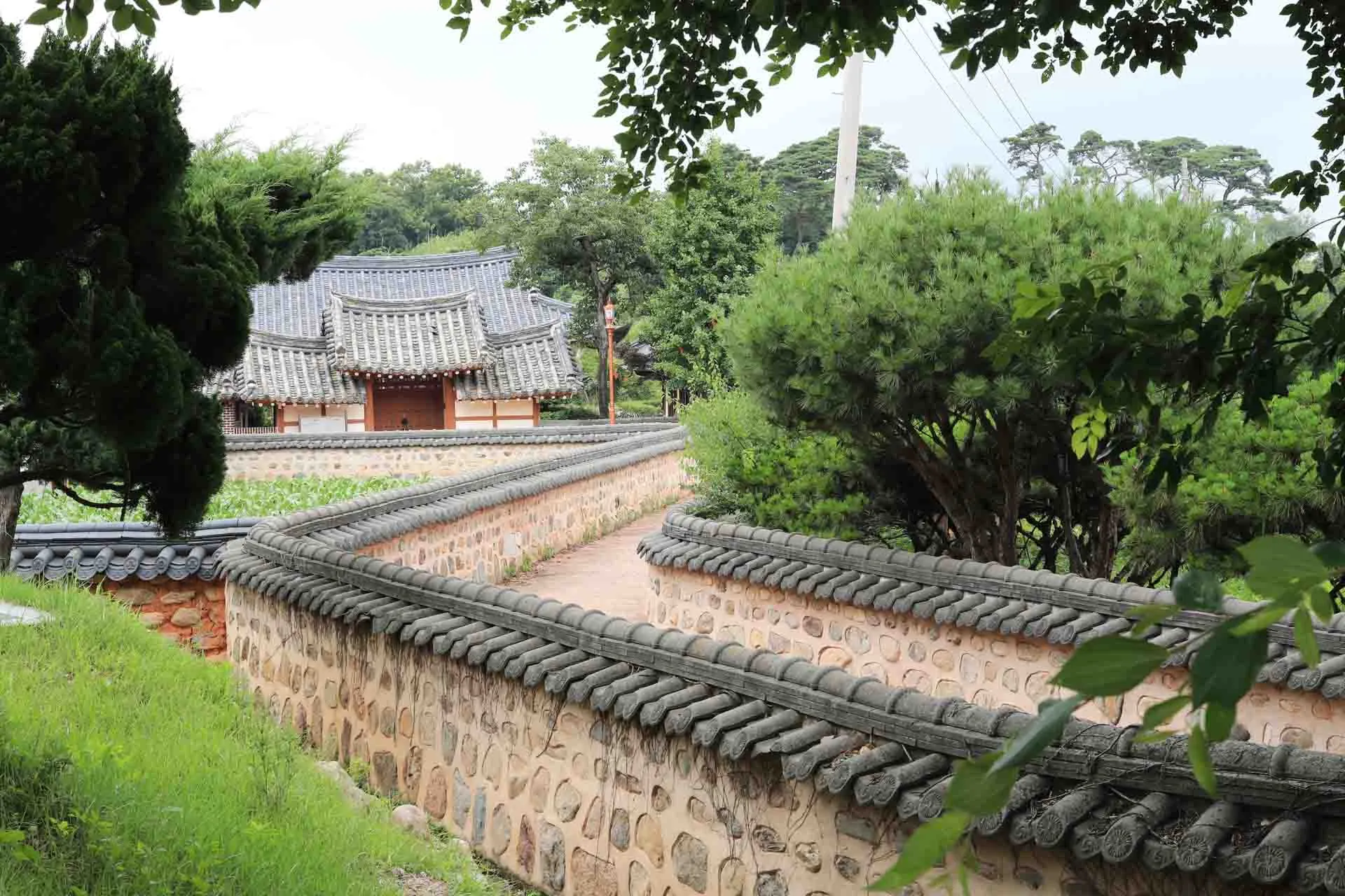 Gurim Village i Yeongam – en traditionel landsby med hanok-huse og stenmure Gurim Village i Yeongam – en traditionel landsby med hanok-huse og stenmure