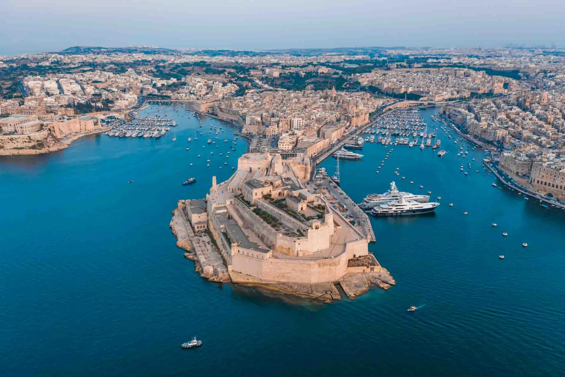 Fort St. Angelo i Vittoriosa med udsigt over Grand Harbour Fort St. Angelo i Vittoriosa med udsigt over Grand Harbour