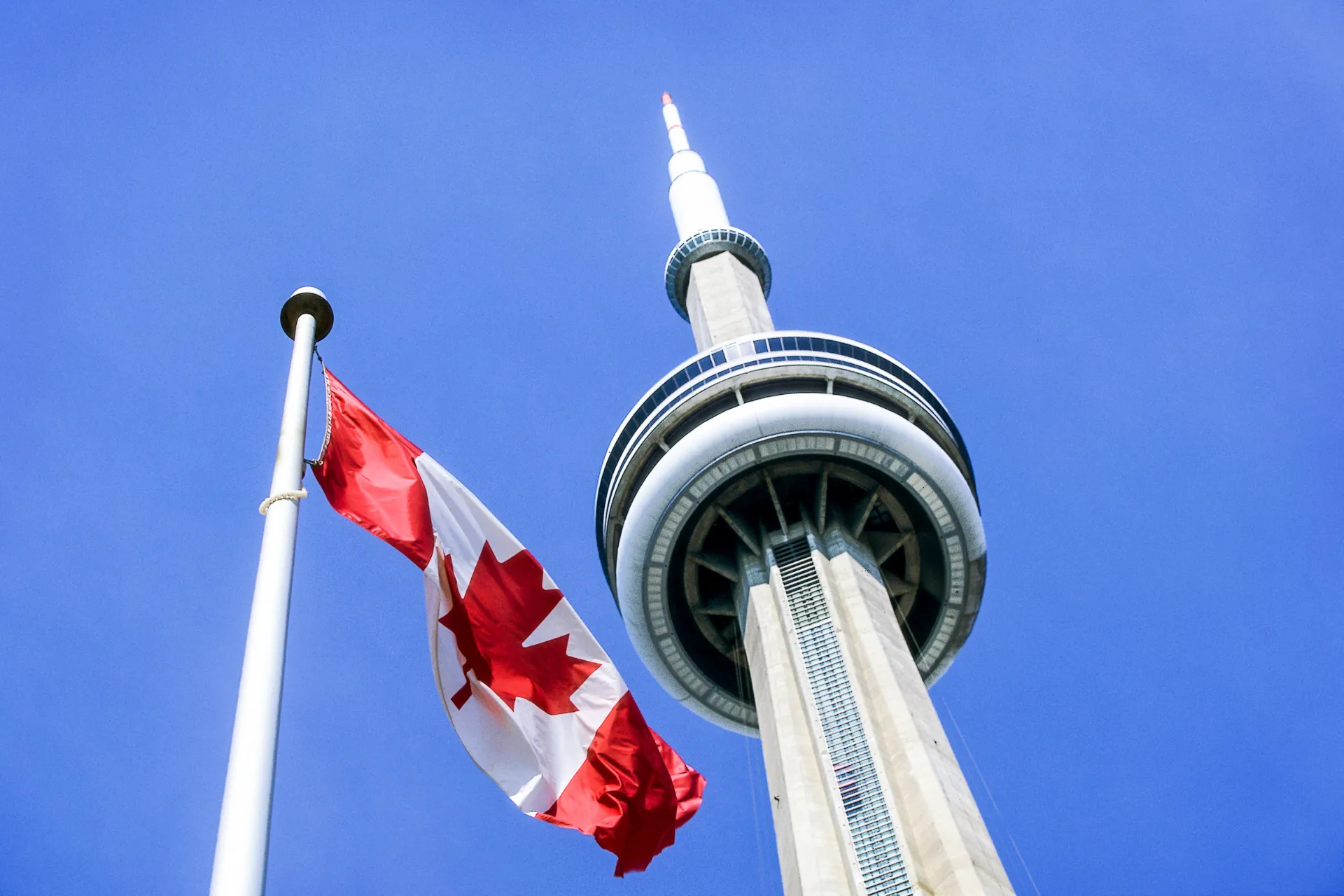 CN Tower i Toronto er 553 meter højt inkl. Antennen