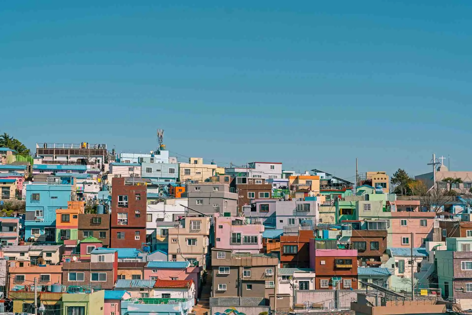 Gamcheon Culture Village i Busan – et farverigt bjergkvarter kendt for kunst, vægmalerier og smalle gader Gamcheon Culture Village i Busan – et farverigt bjergkvarter kendt for kunst, vægmalerier og smalle gader