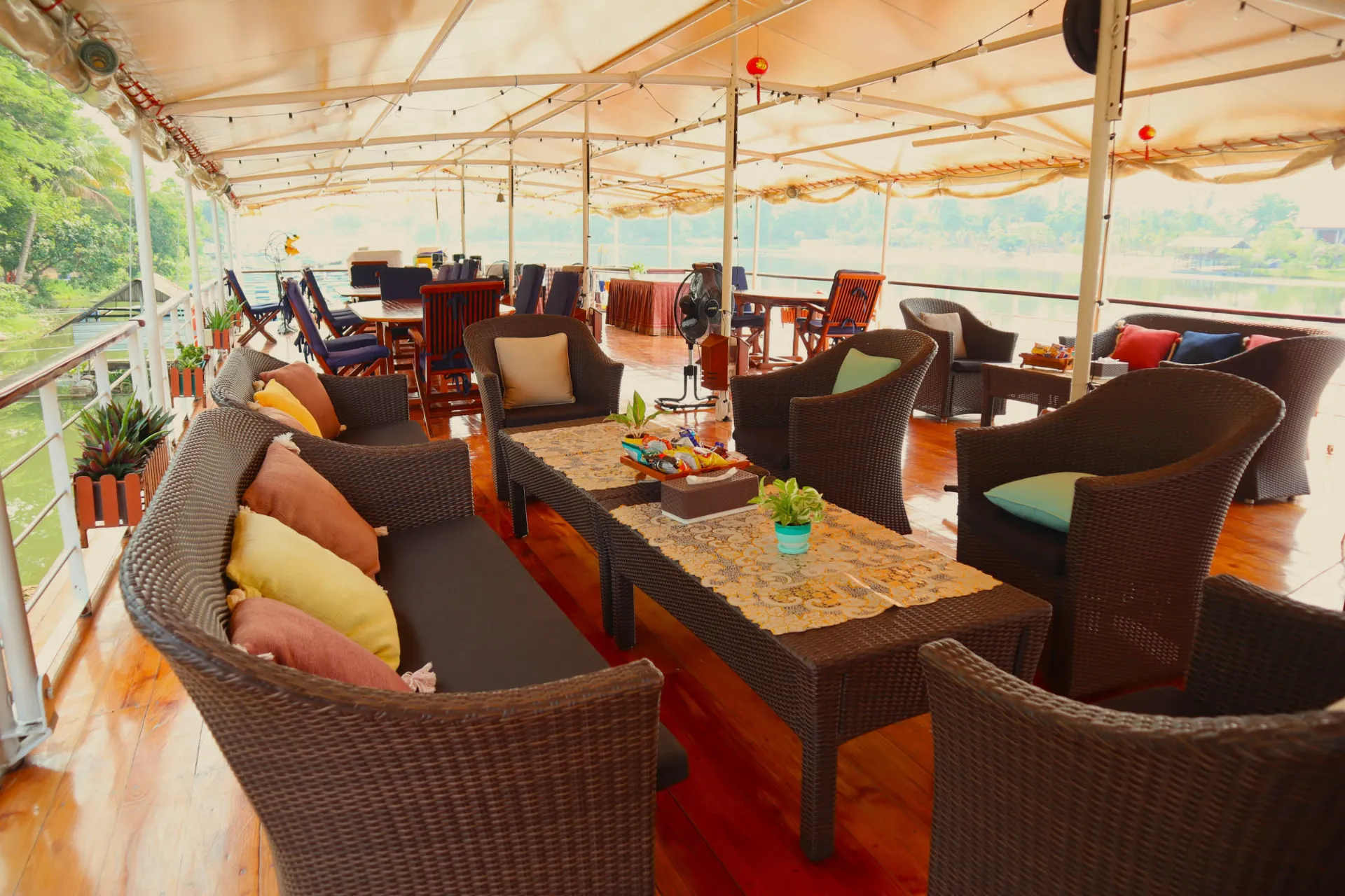 Interiør fra skibet med bløde puder Interiør fra skibet med bløde puder