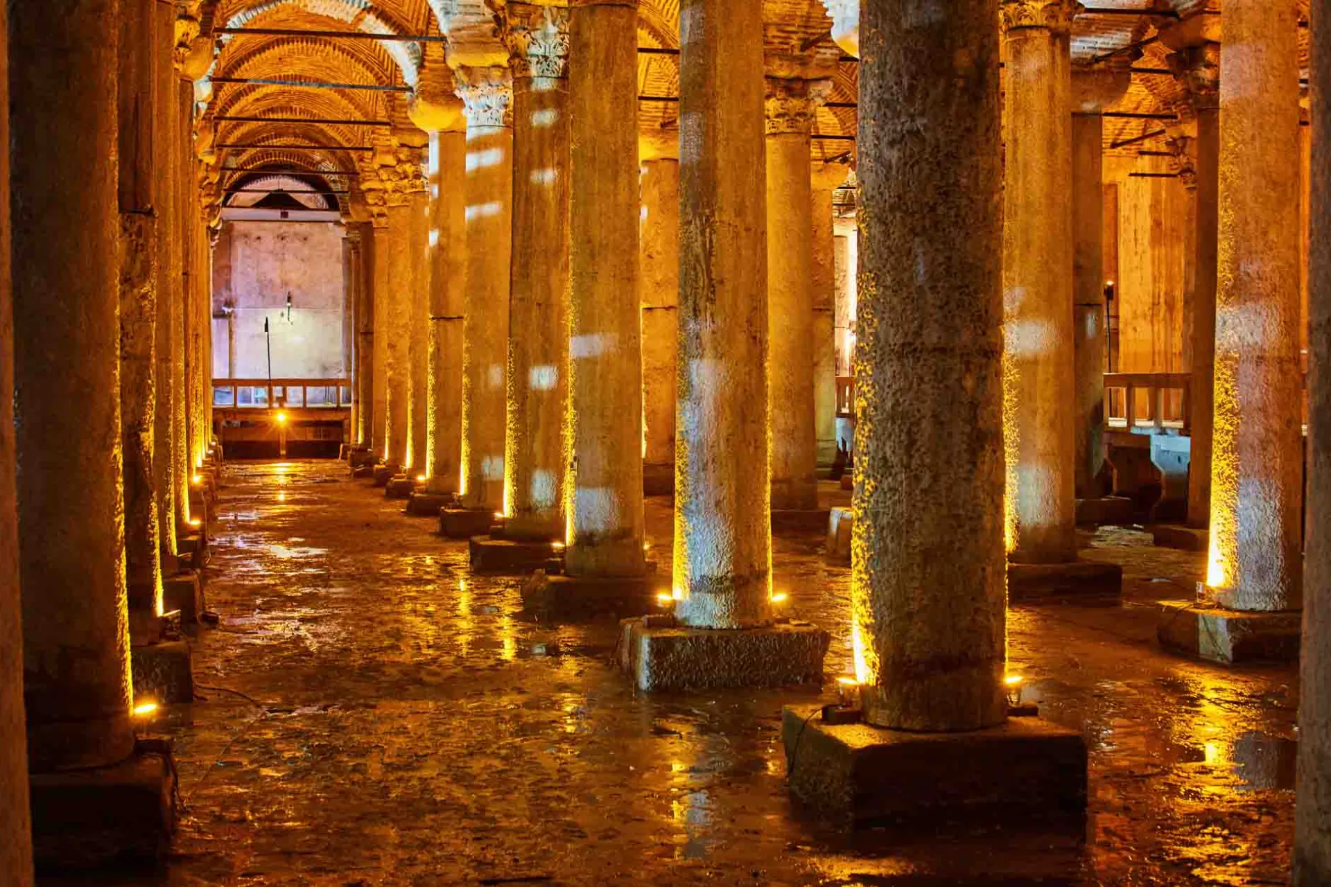 Den mystiske Basilika-cisterne i Istanbul, et underjordisk vandpalads fra det 6. århundrede
