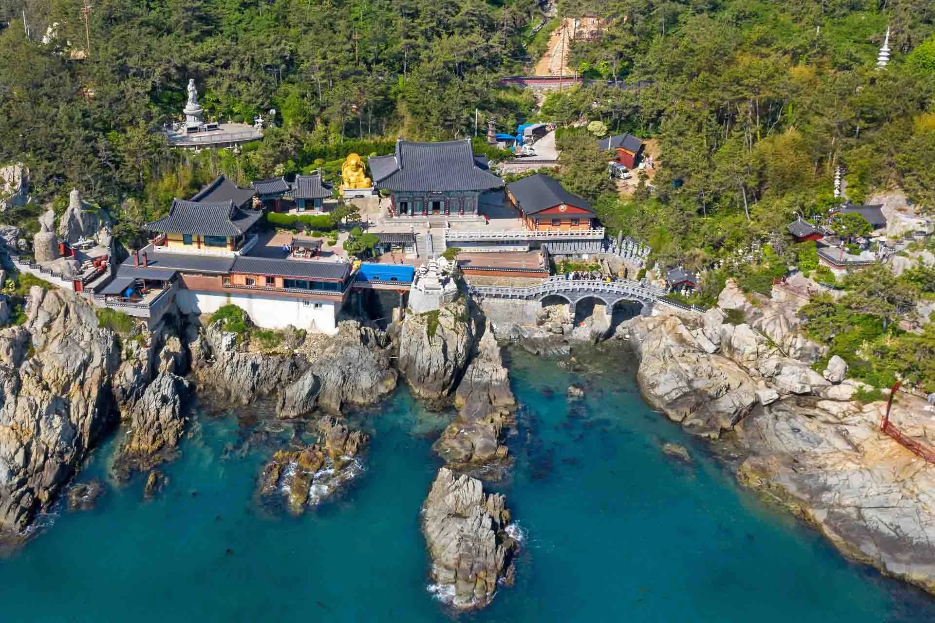 Haedong Yonggungsa-templet i Busan – bygget på klipperne ud til havet Haedong Yonggungsa-templet i Busan – bygget på klipperne ud til havet