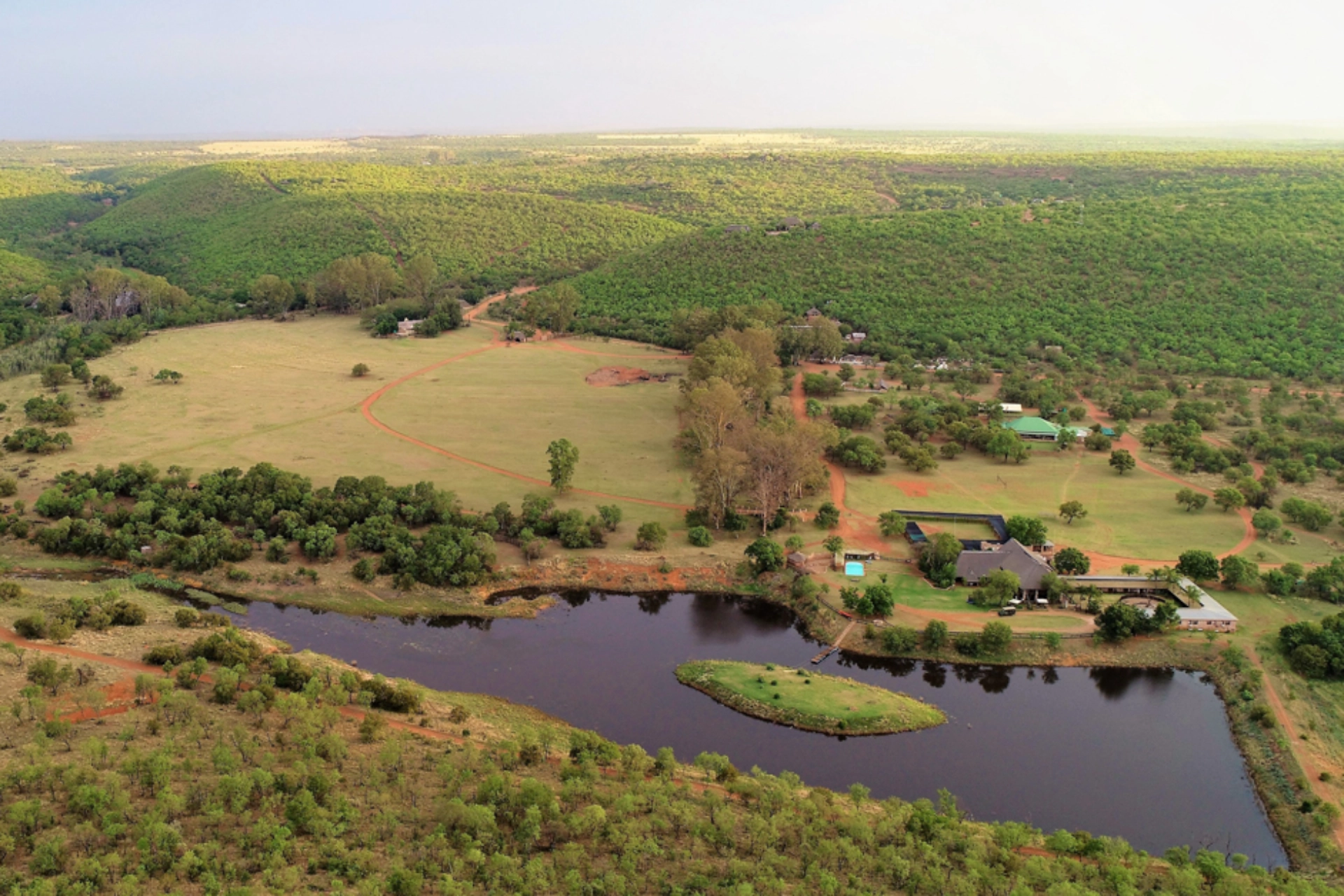 Dronefoto med Khoka Moya campen i baggrunden