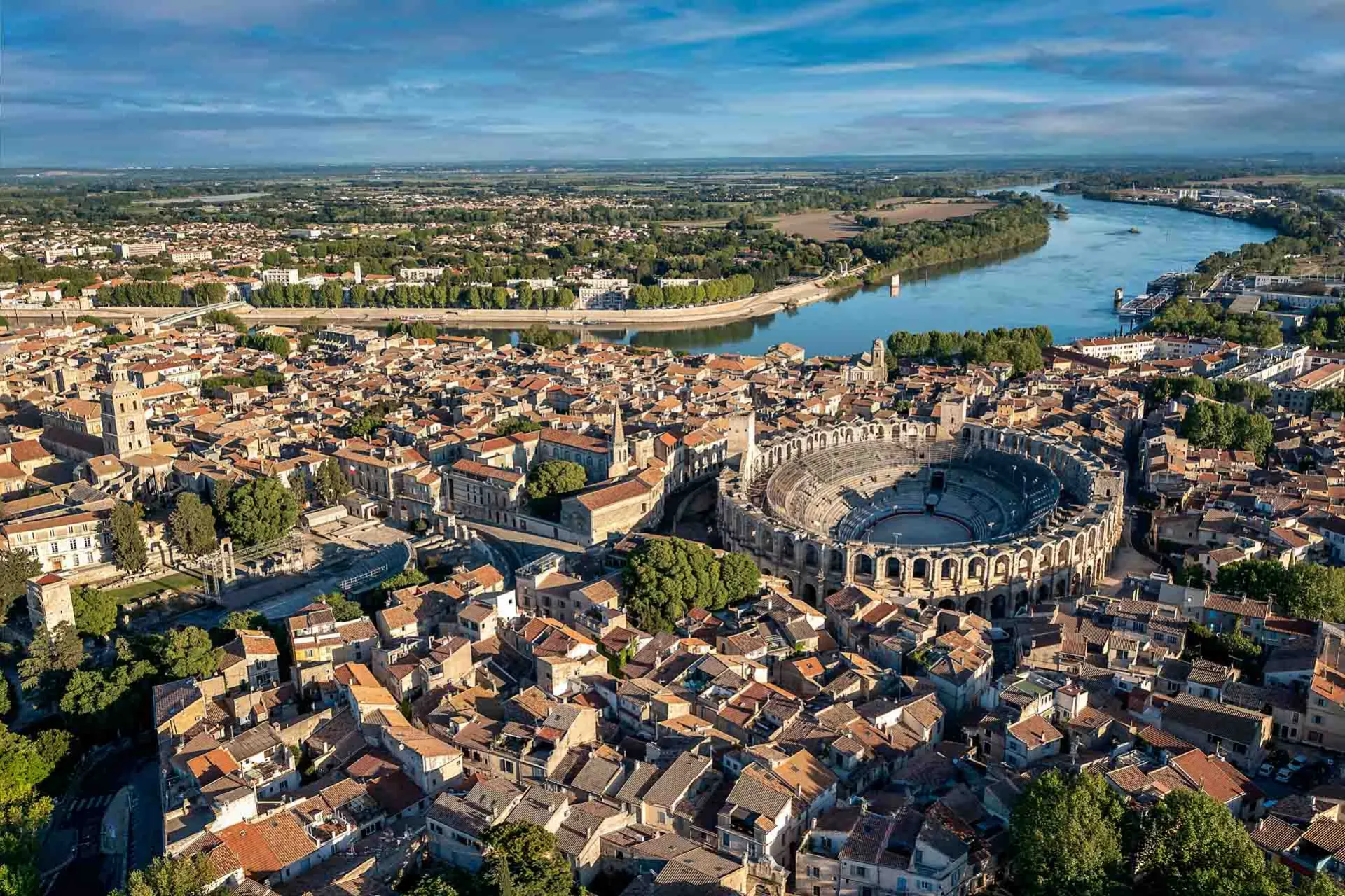 Luftfoto af byen Nîmes med den romerske arena