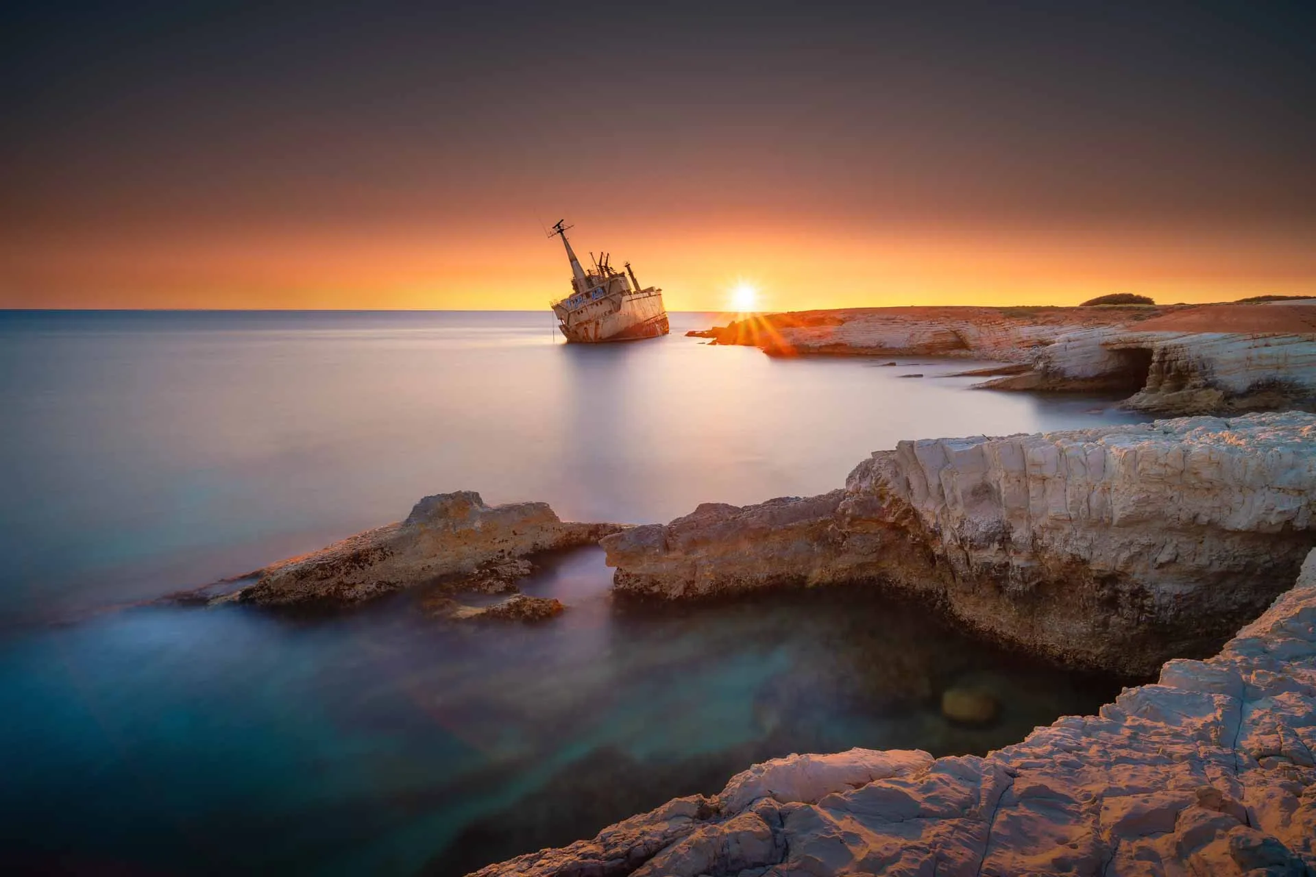 Solnedgang med skibsvrag - underligt nok et populært turistmål