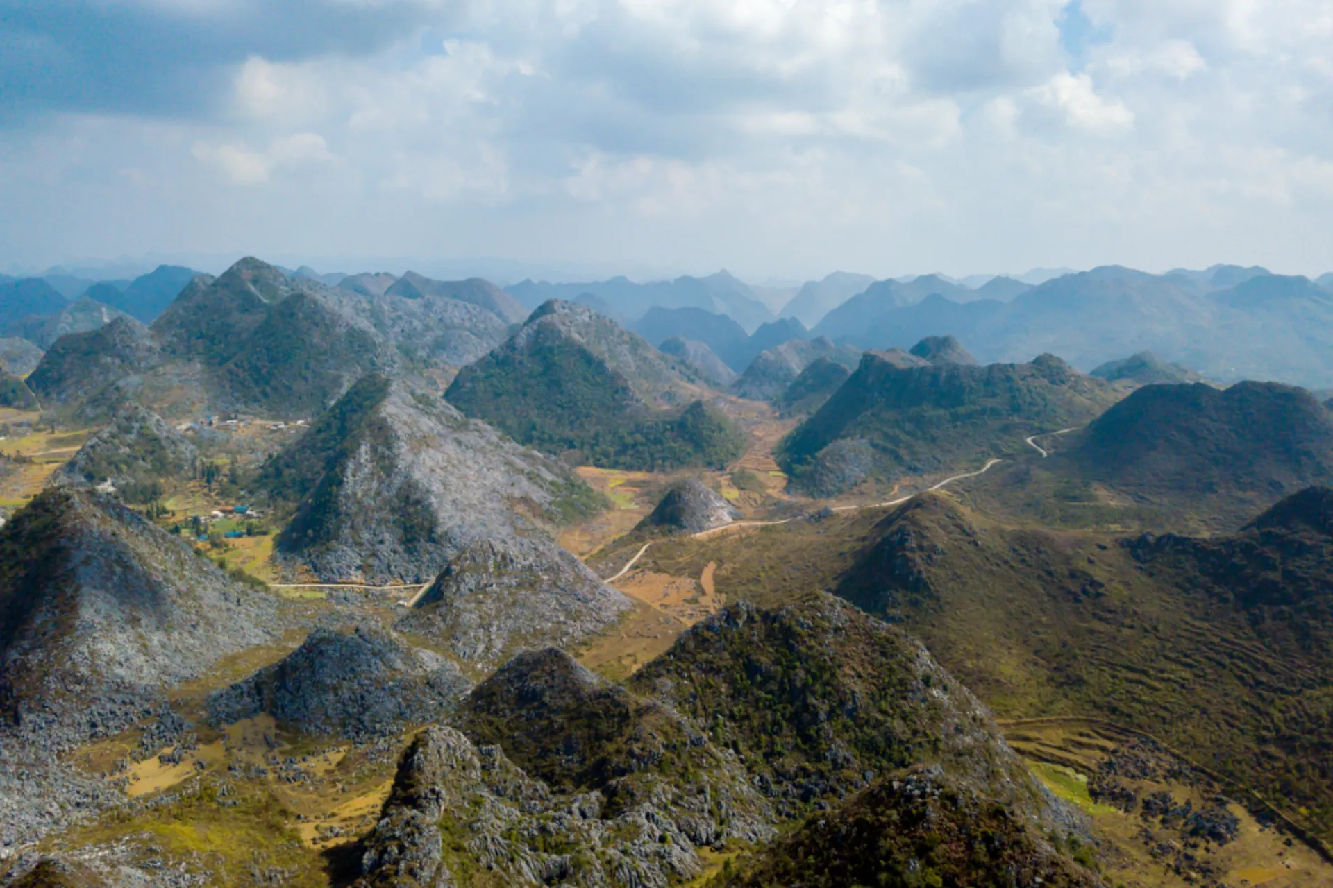 Bjerglandskabet ved Dong Van i Ha Giang-provinsen Bjerglandskabet ved Dong Van i Ha Giang-provinsen