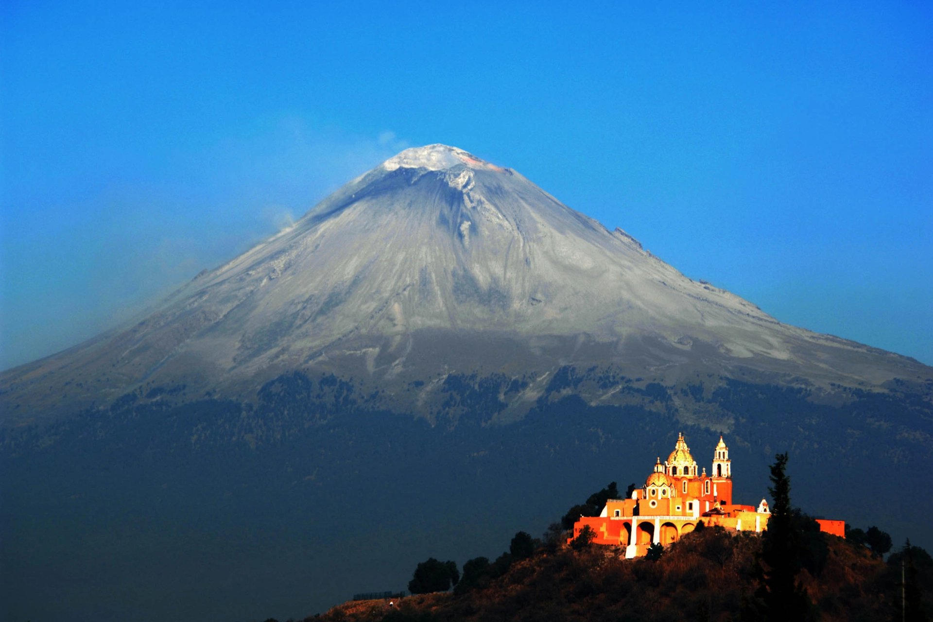 Iglesia de Nuestra Señora de los Remedios med den aktive vulkan Popocatépetl i baggrunden