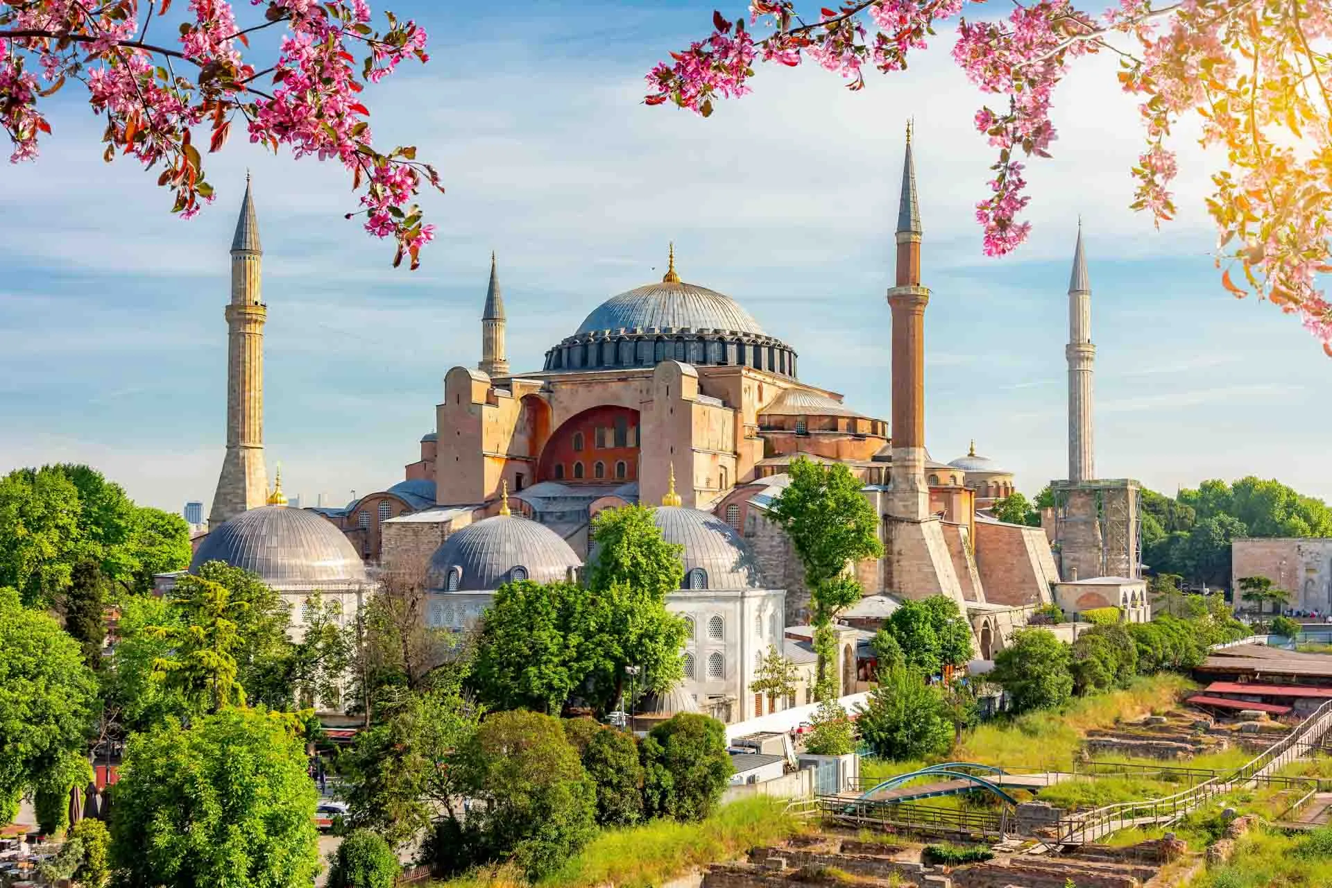 Hagia Sofia i Istanbul – et ikonisk bygningsværk, der har fungeret som kirke, moské og museum gennem historien