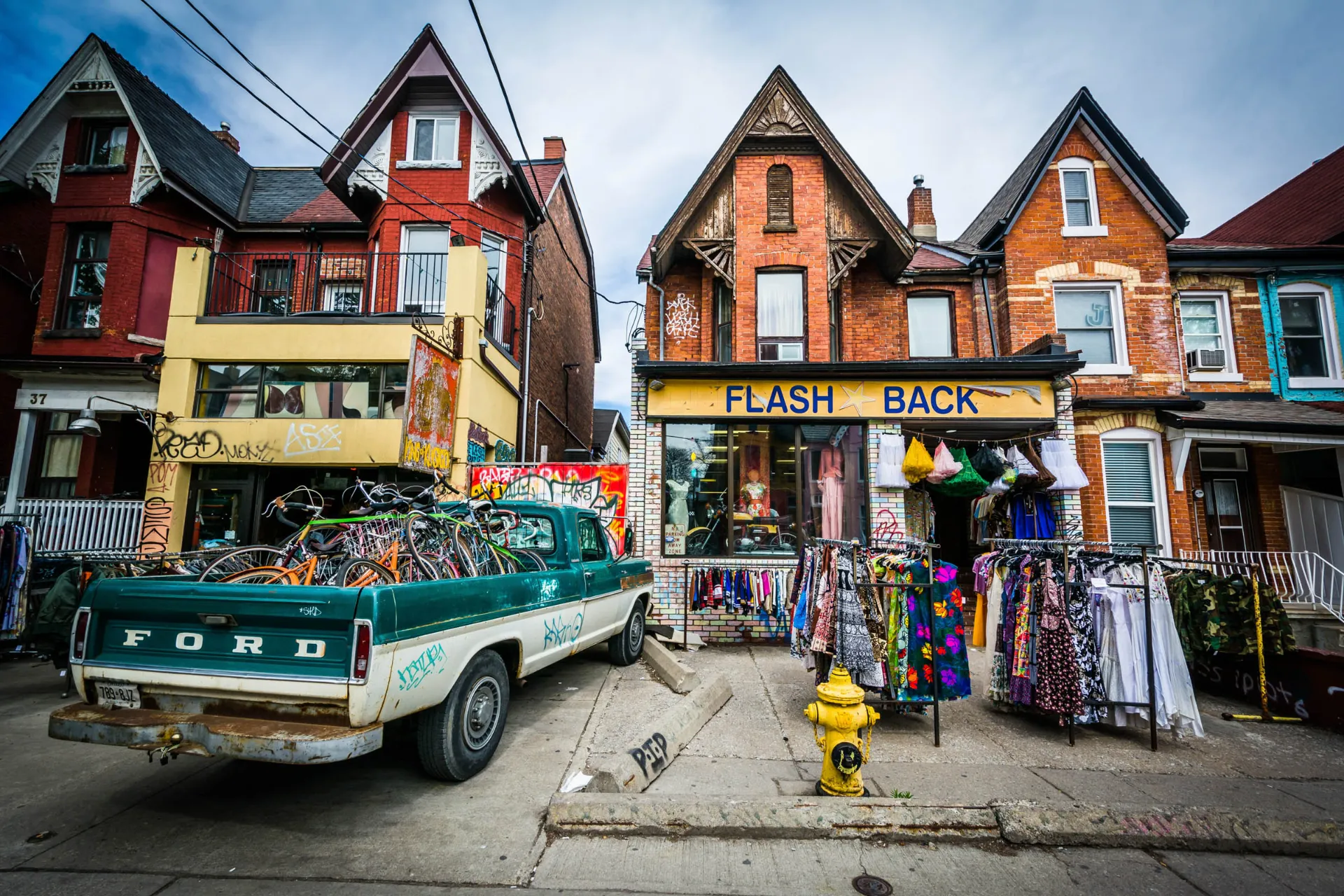 Kensington Market er kendt for sin boheme-atmosfære, gadekunst, uafhængige butikker og kulturelle mangfoldighed