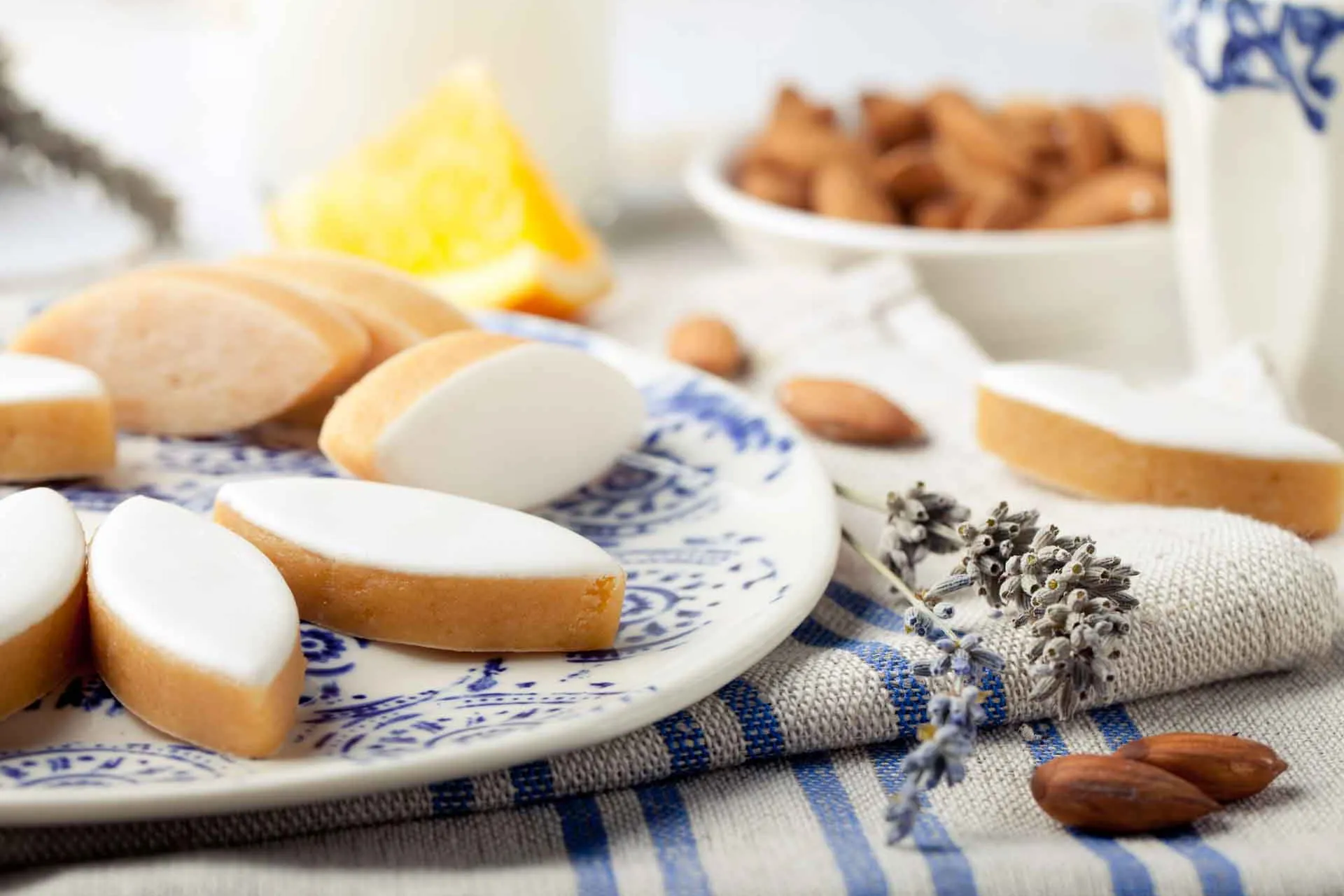 Klassiske calissons d’Aix - en specialitet lavet af mandler, kandiseret frugt (især melon og appelsinskal), dækket med et tyndt lag glasur