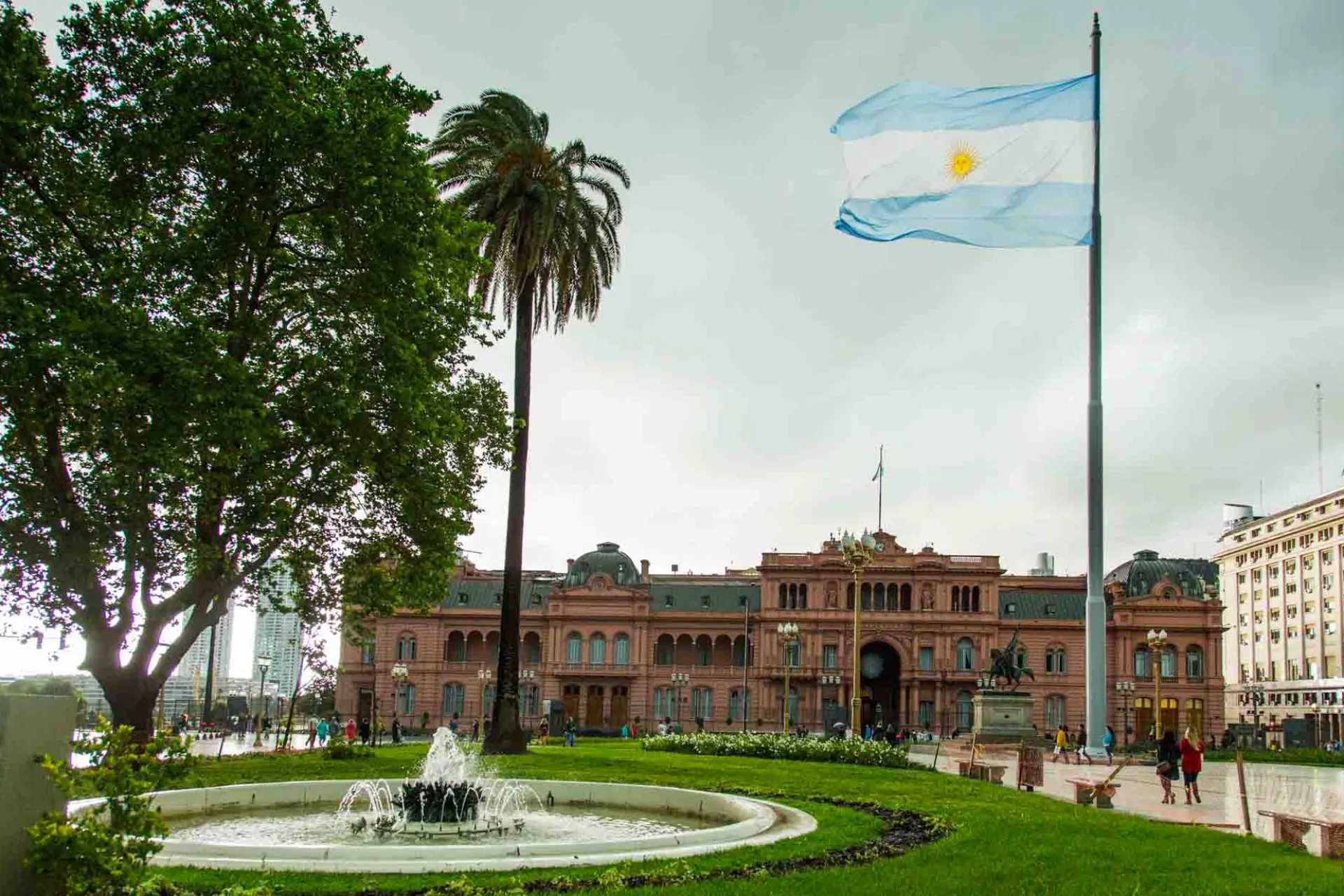 Plaza de Mayo foran La Casa Rosada