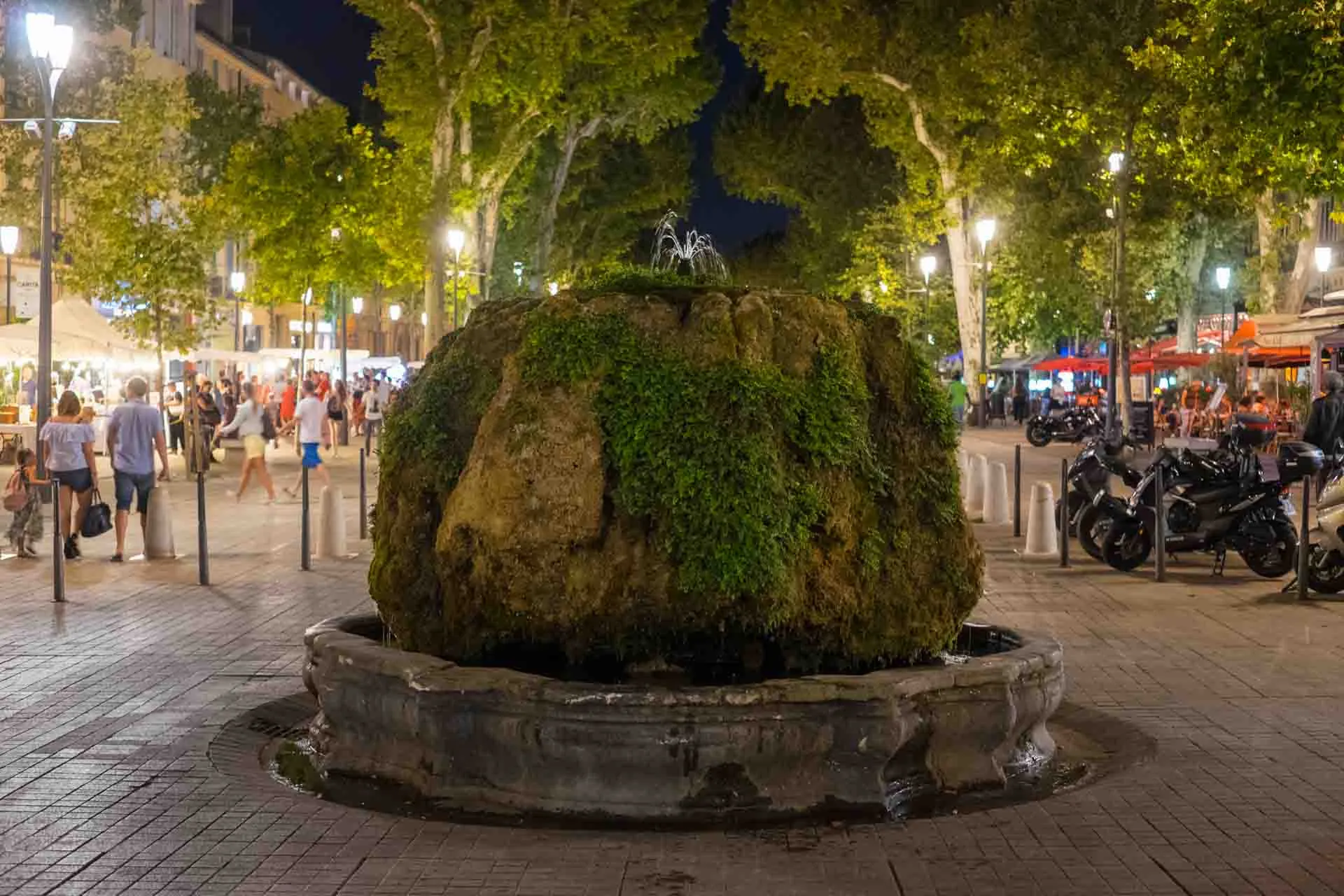 Den kendte fontæne “Fontaine d’Eau Chaude” på Cours Mirabeau i Aix-en-Provence med 18o varmt vand