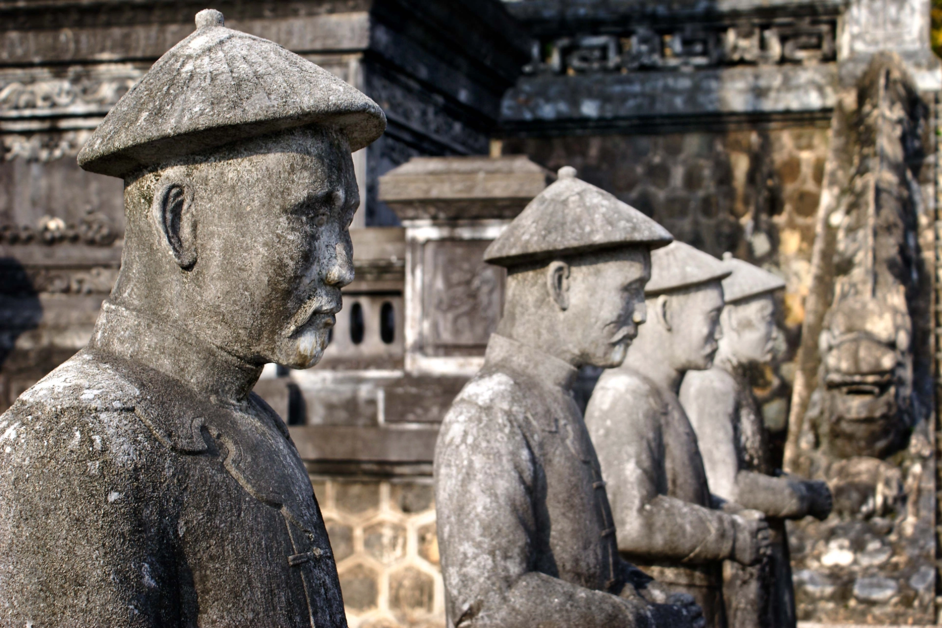 Store stenfigurer ved kejser Khai Dihns mausoleum - Hué