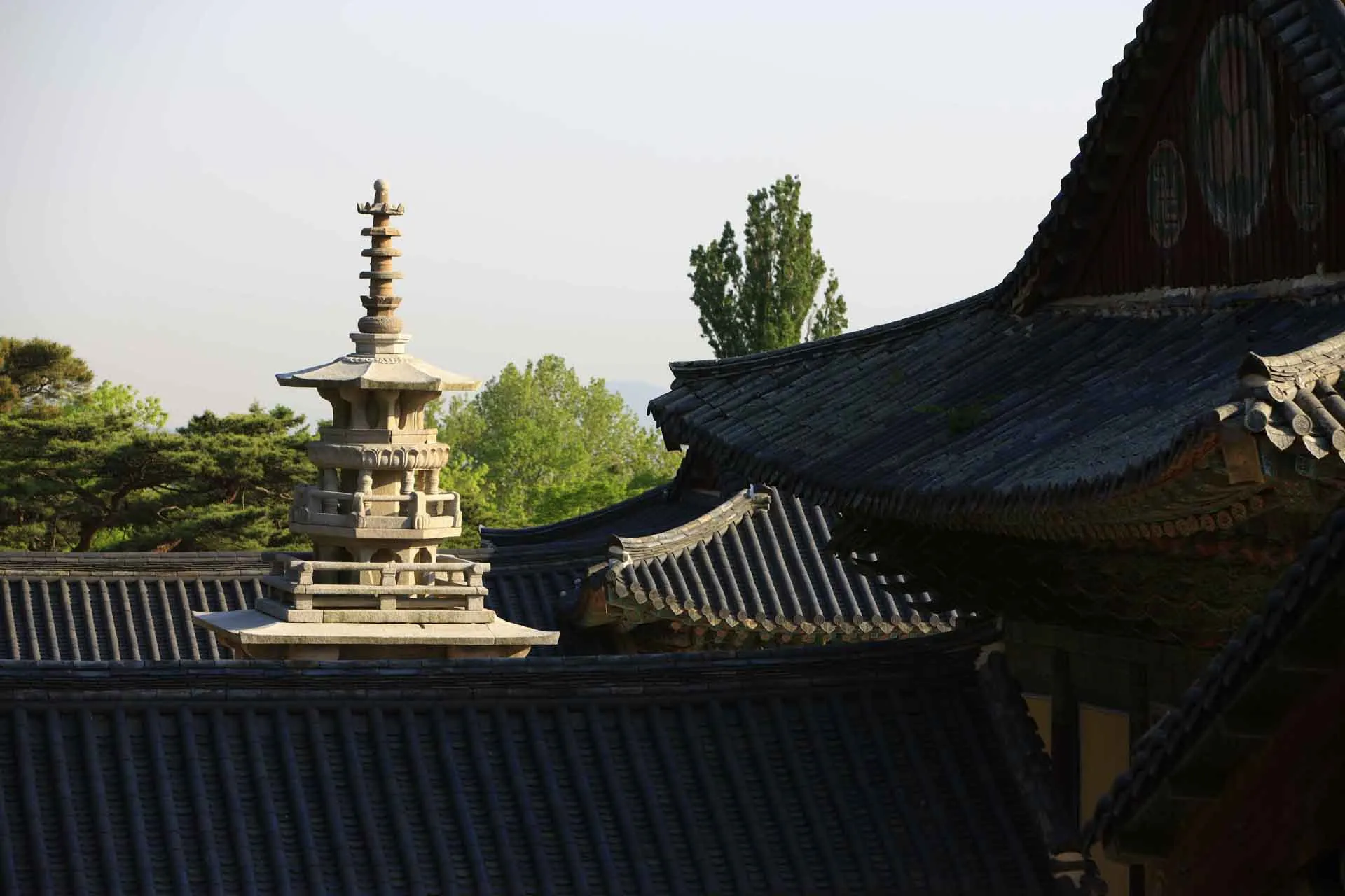 Templet repræsenterer buddhistisk paradis på jorden (“Bulguk” betyder “Buddhas land”). Templet repræsenterer buddhistisk paradis på jorden (“Bulguk” betyder “Buddhas land”).
