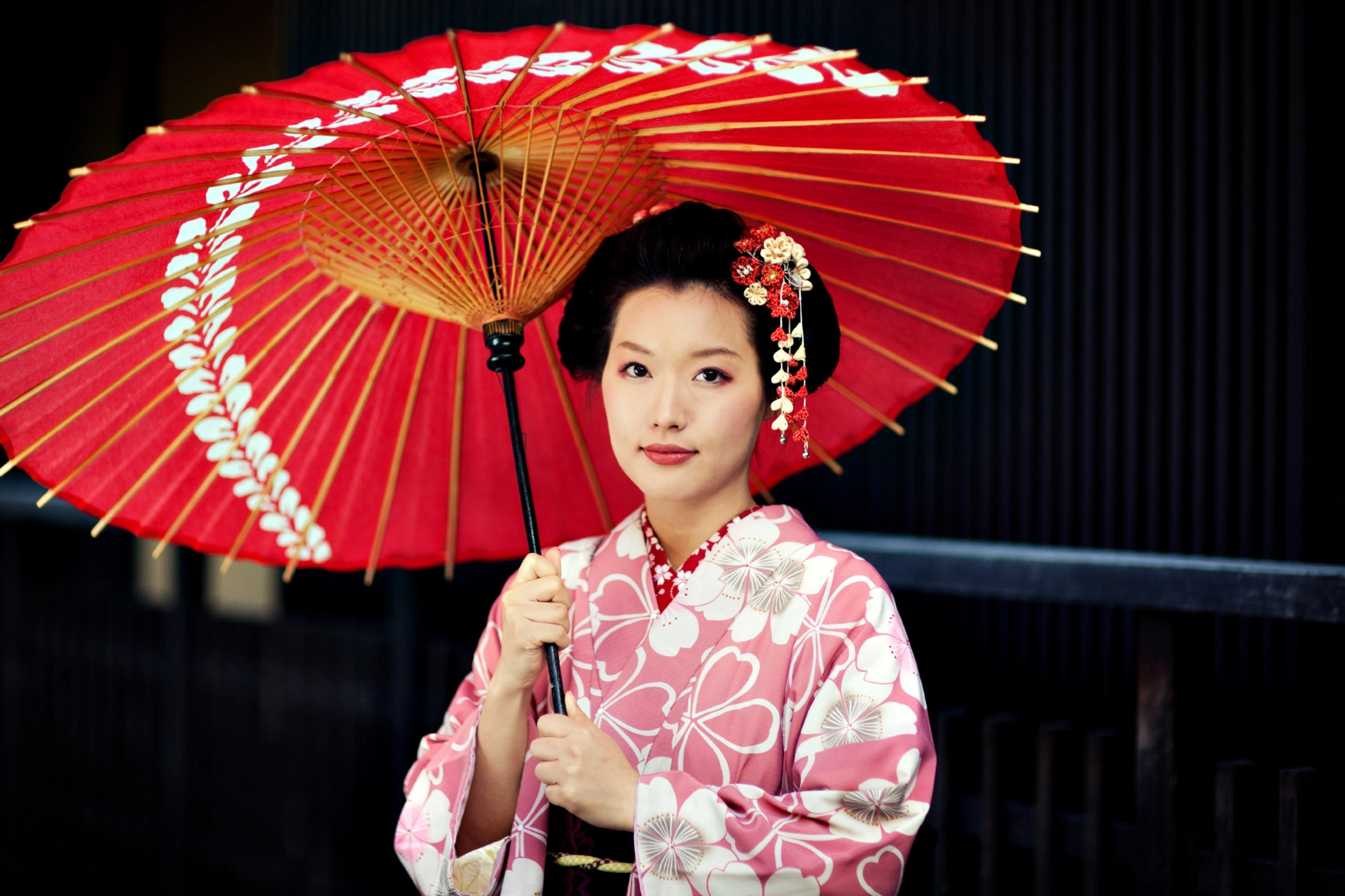 Kvinde i kimono og med smukt opsat hår