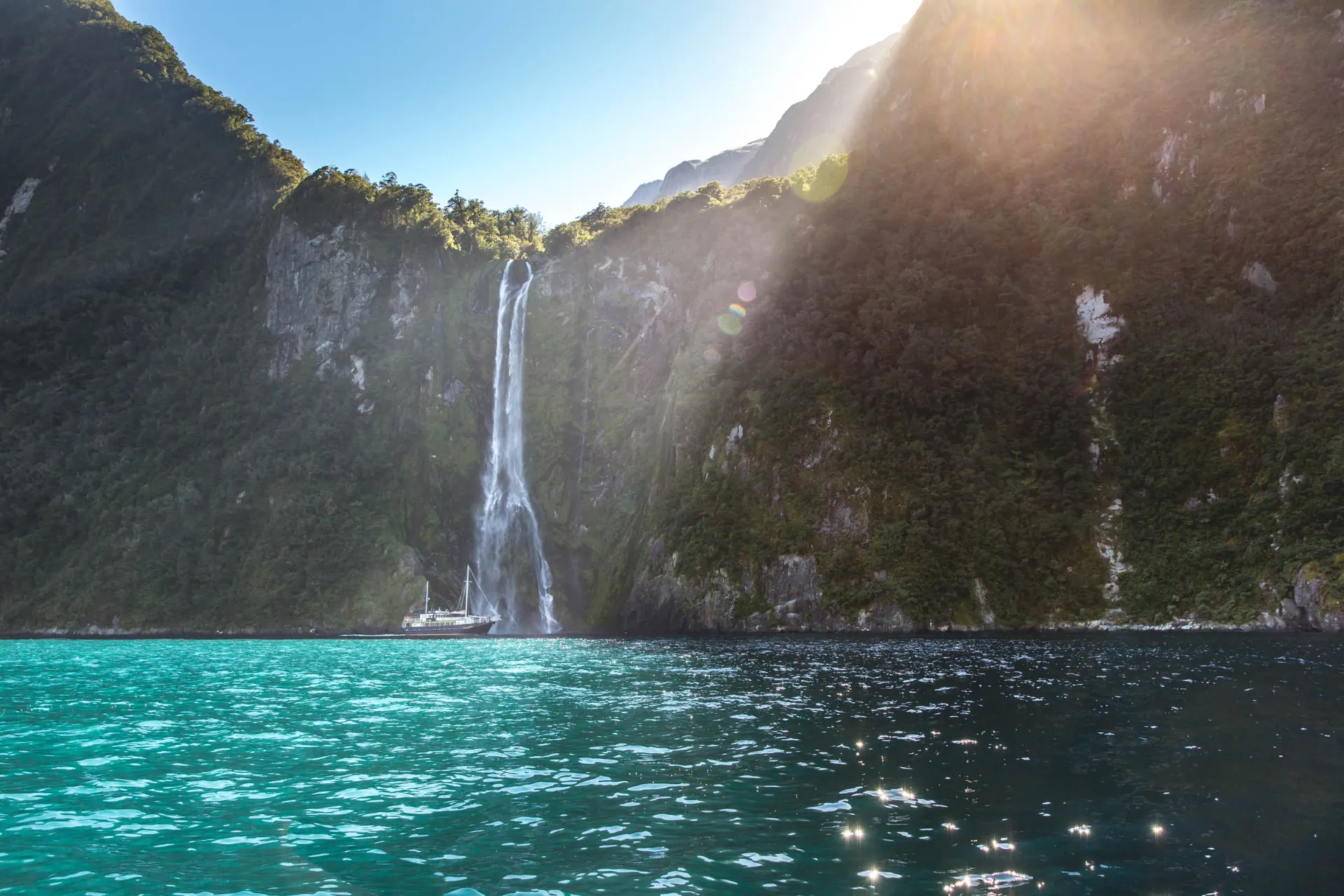 Stirling Falls i Milford Sound er dobbelt så højt som Niagara Falls