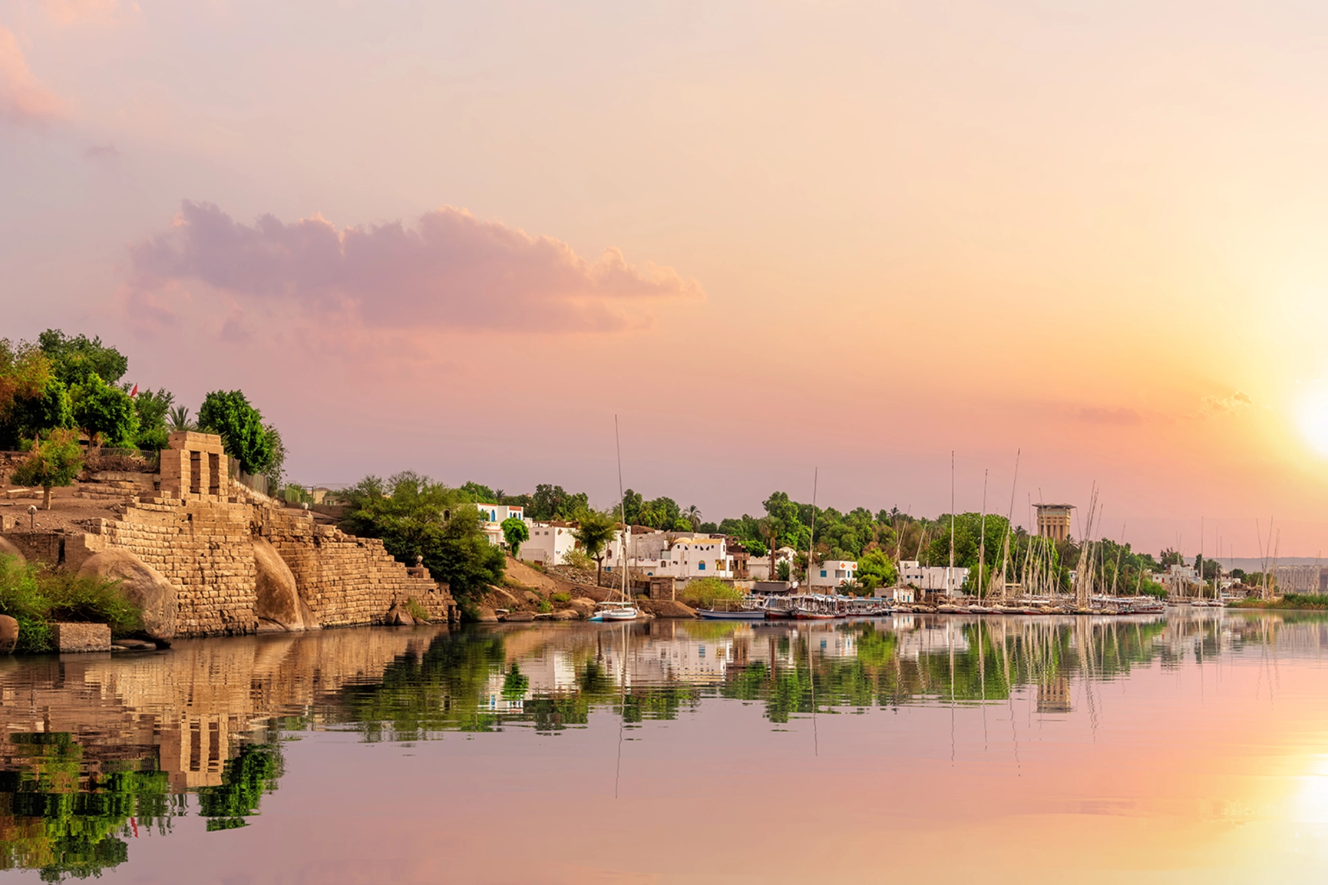 Stemningsbillede fra Aswan-området ved solnedgang med Felucca-både Stemningsbillede fra Aswan-området ved solnedgang med Felucca-både
