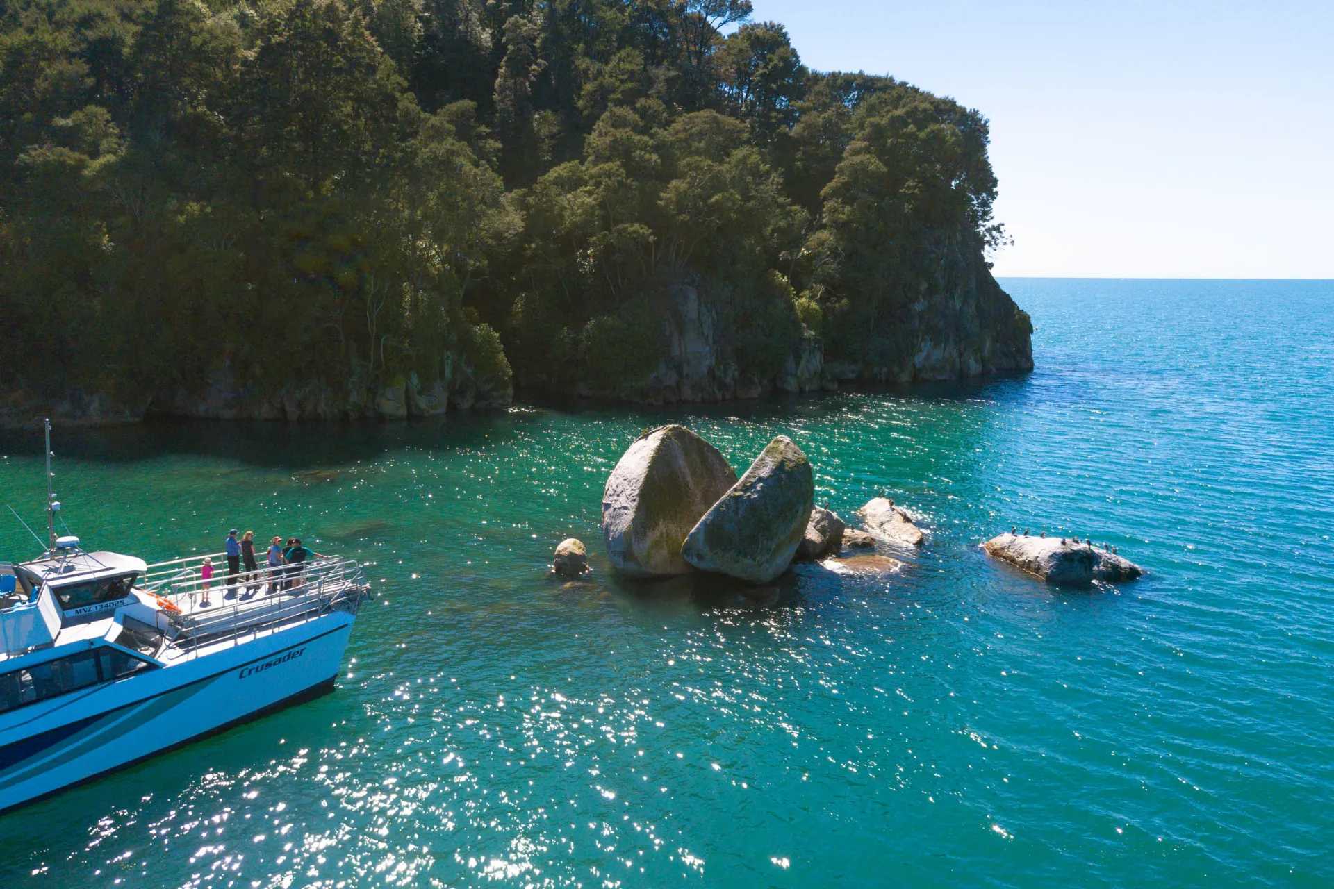 Split Apple Rock, som ligger ud for kysten i Tasman Bay Split Apple Rock, som ligger ud for kysten i Tasman Bay