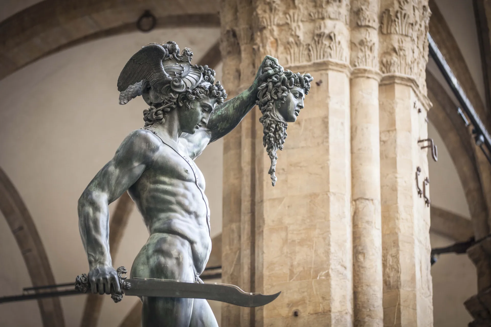 Perseus med Medusas hoved – berømt bronzestatue i Firenze