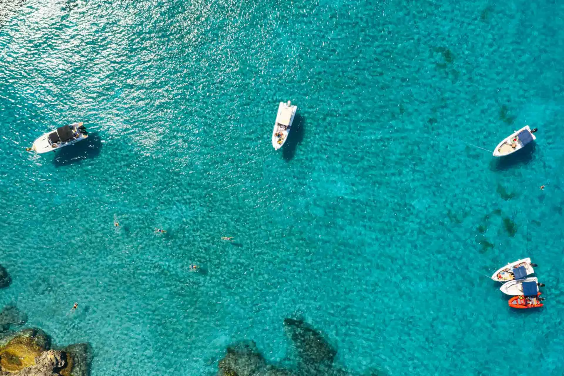 Solskin og turkisblåt vand